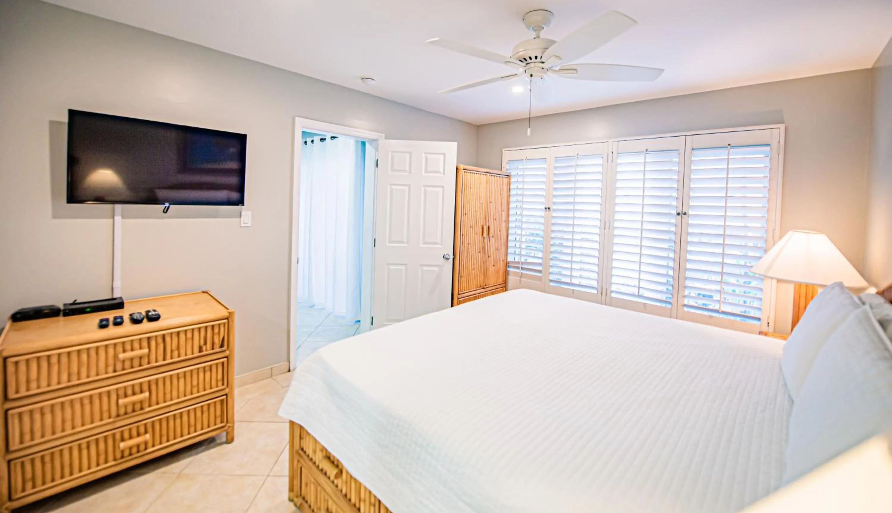 Bedroom, Bed in Seven Mile Beach Resort