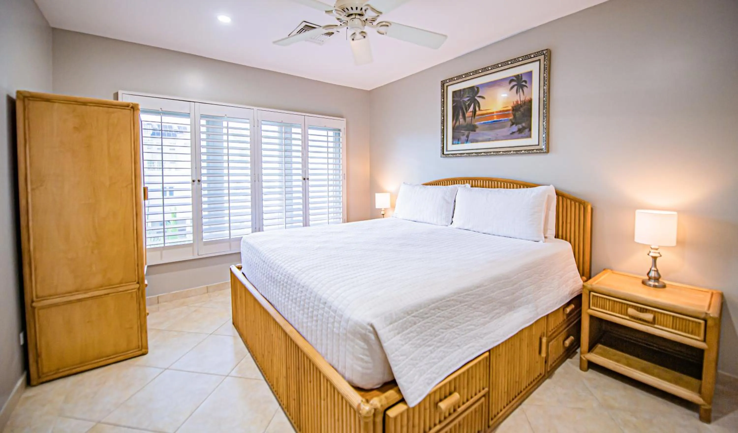 Bedroom, Bed in Seven Mile Beach Resort