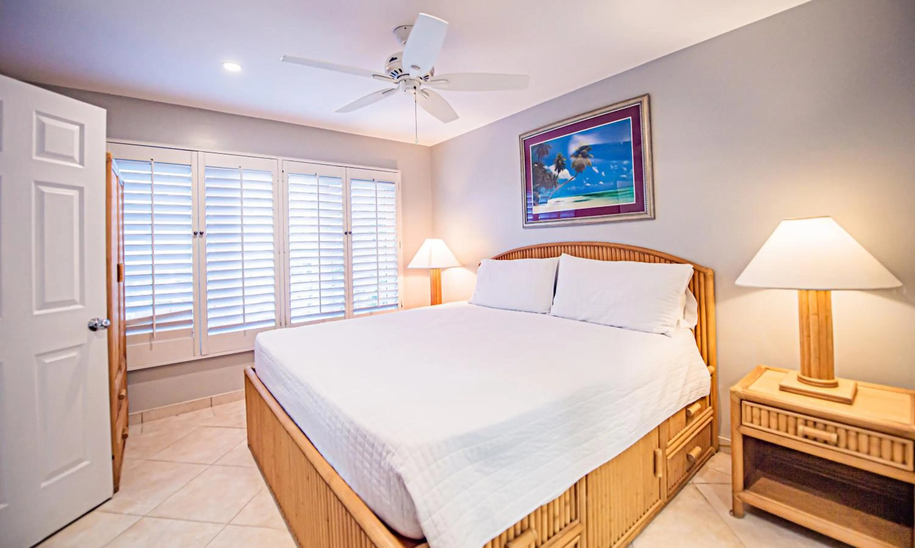 Bedroom, Bed in Seven Mile Beach Resort