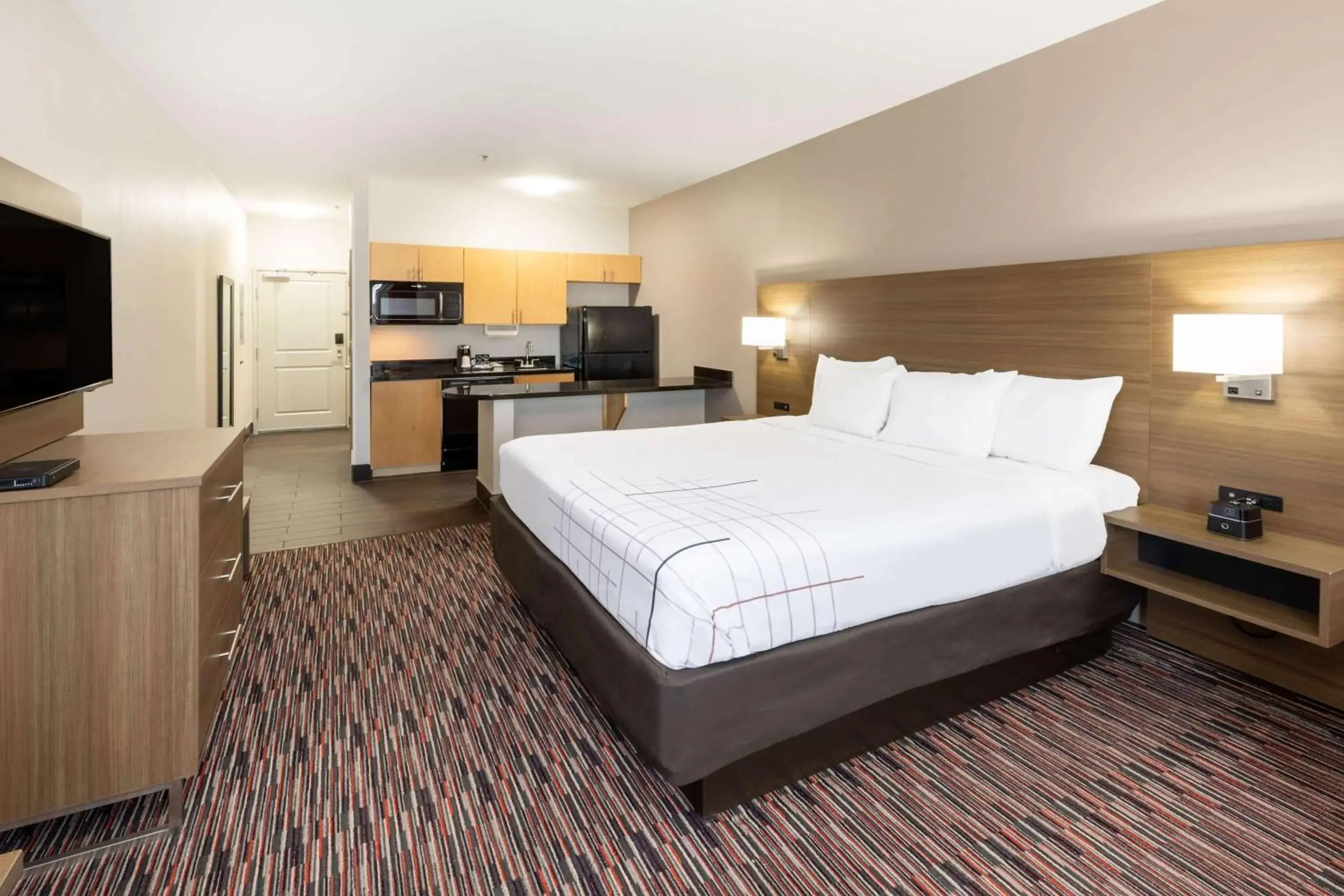 Deluxe King Room with Bath Tub - Mobility Accessible/Non-Smoking in La Quinta by Wyndham Wichita Falls - MSU Area Deluxe King Room with Bath Tub - Mobility Accessible/Non-Smoking in La Quinta by Wyndham Wichita Falls - MSU Area