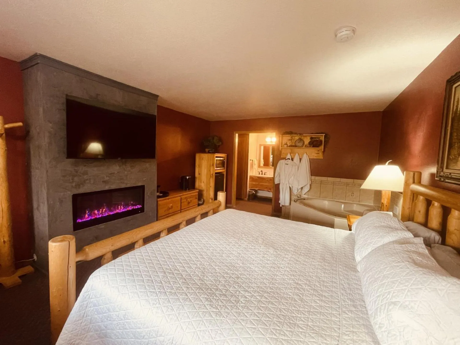 Hot Tub, Bed in Hagerman Valley Inn