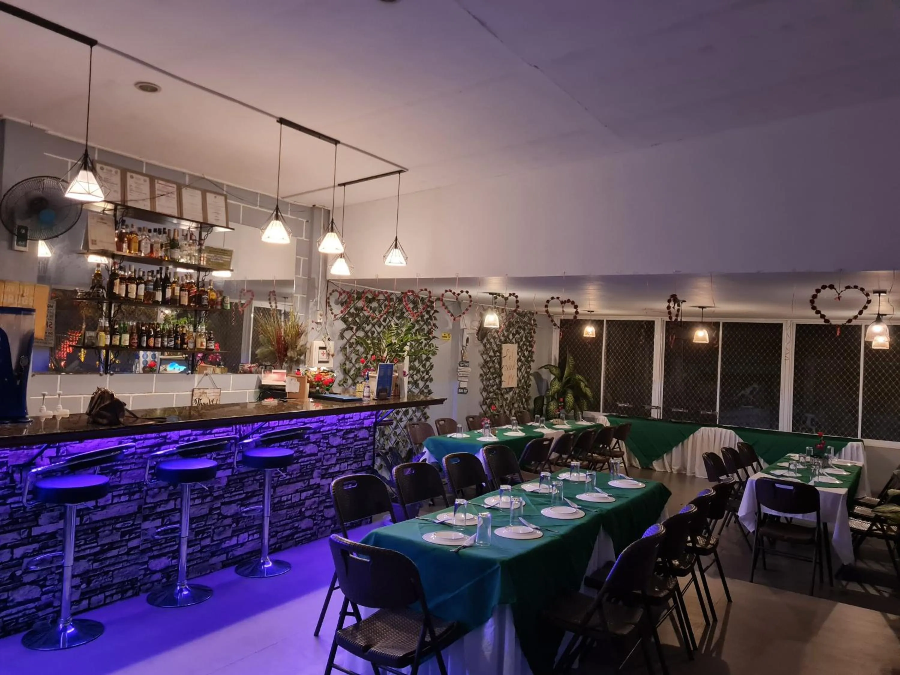 Restaurant/places to eat in Hideaways Restobar and Resort