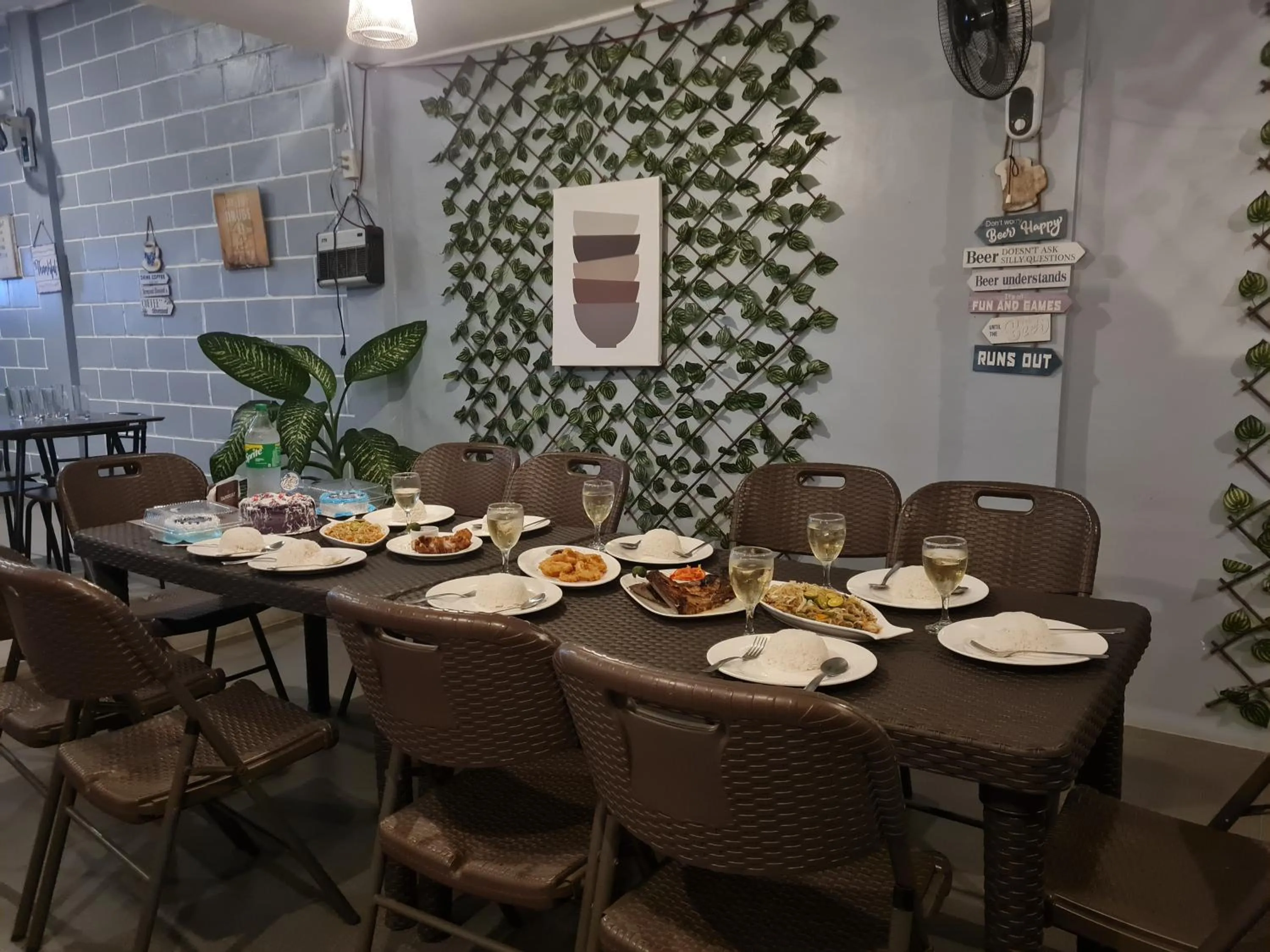 Restaurant/places to eat in Hideaways Restobar and Resort