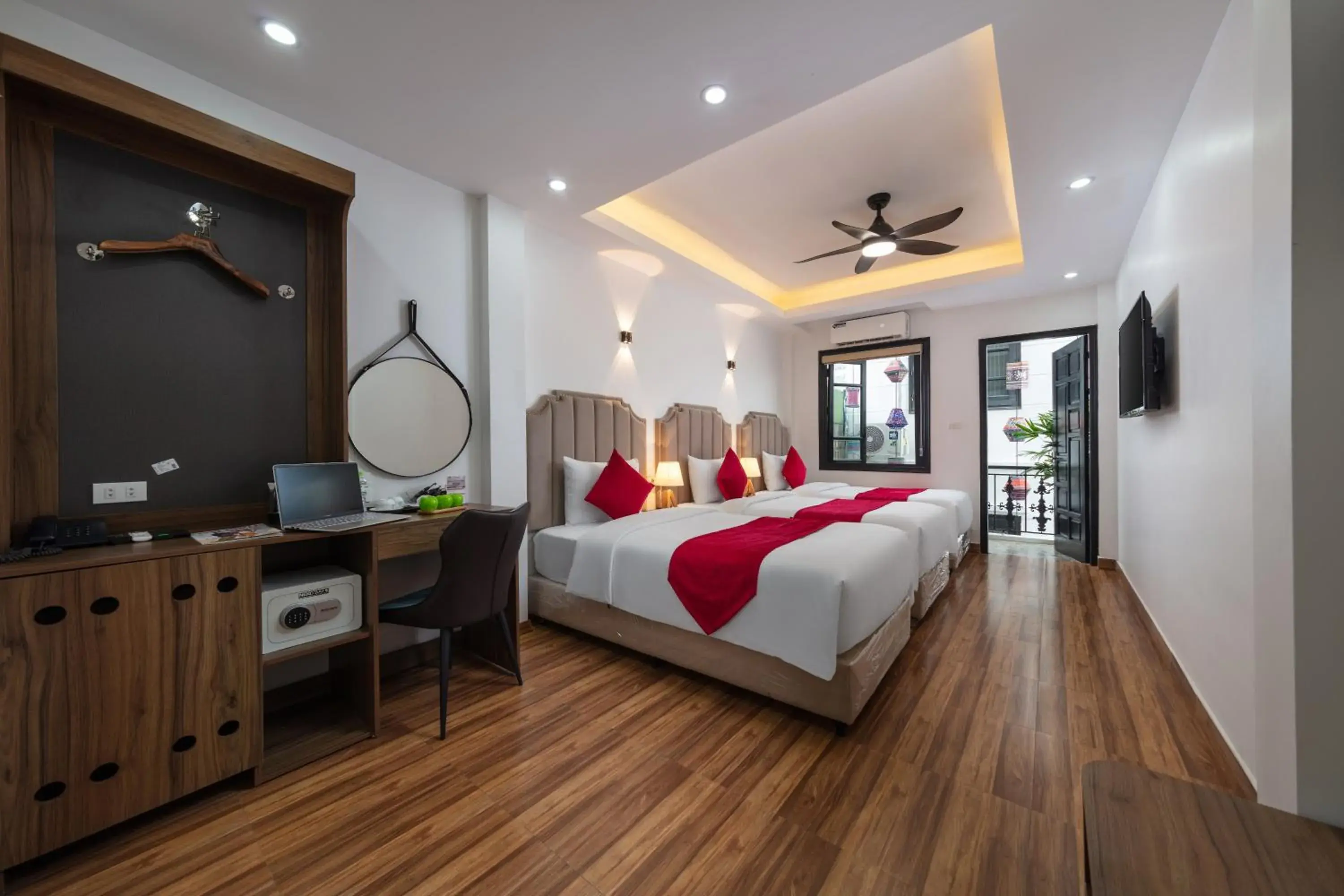 Deluxe Triple Room in Hanoi Liliane Hotel and Travel Deluxe Triple Room in Hanoi Liliane Hotel and Travel