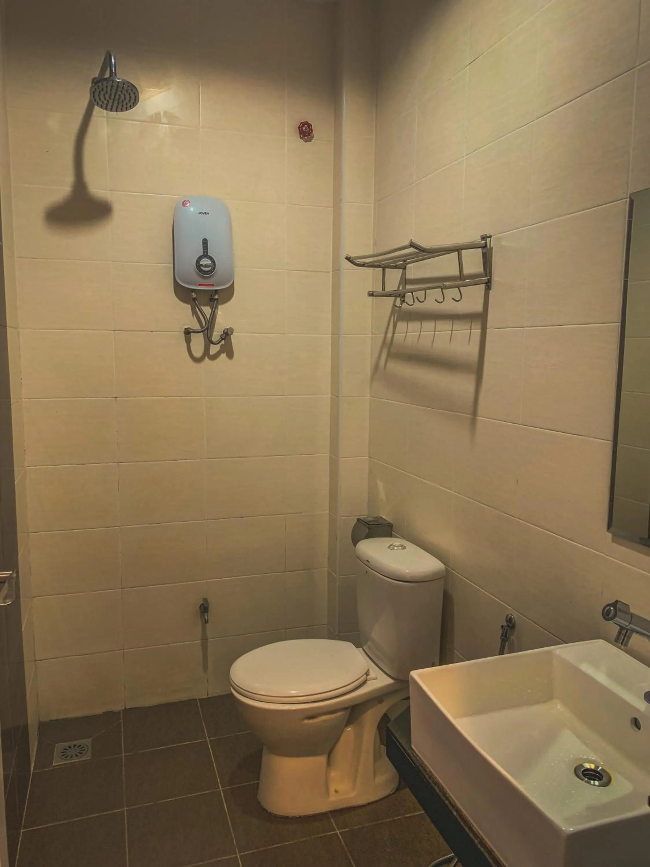 Shower in Amzar Motel Cenang