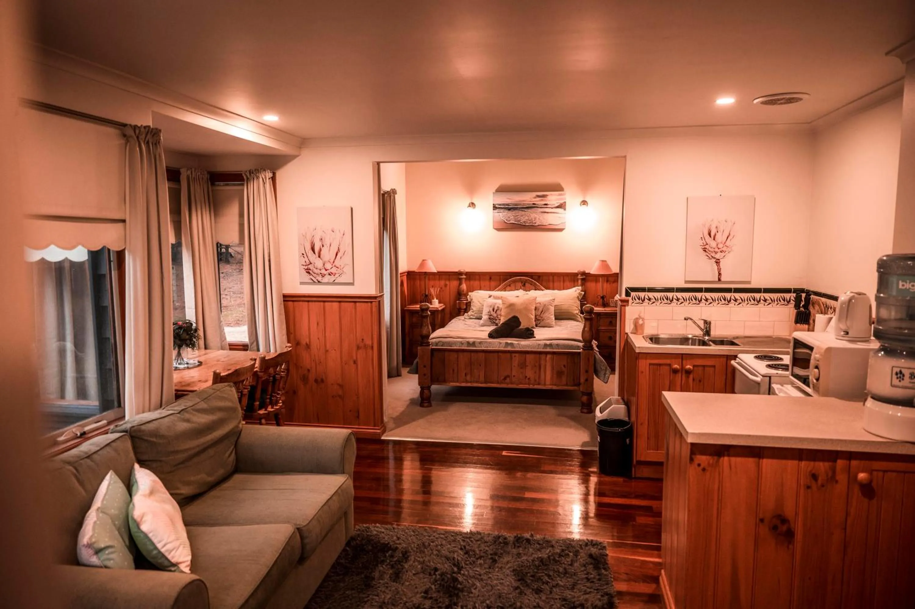 Photo of the whole room, Bed in Bells Estate Great Ocean Road Cottages