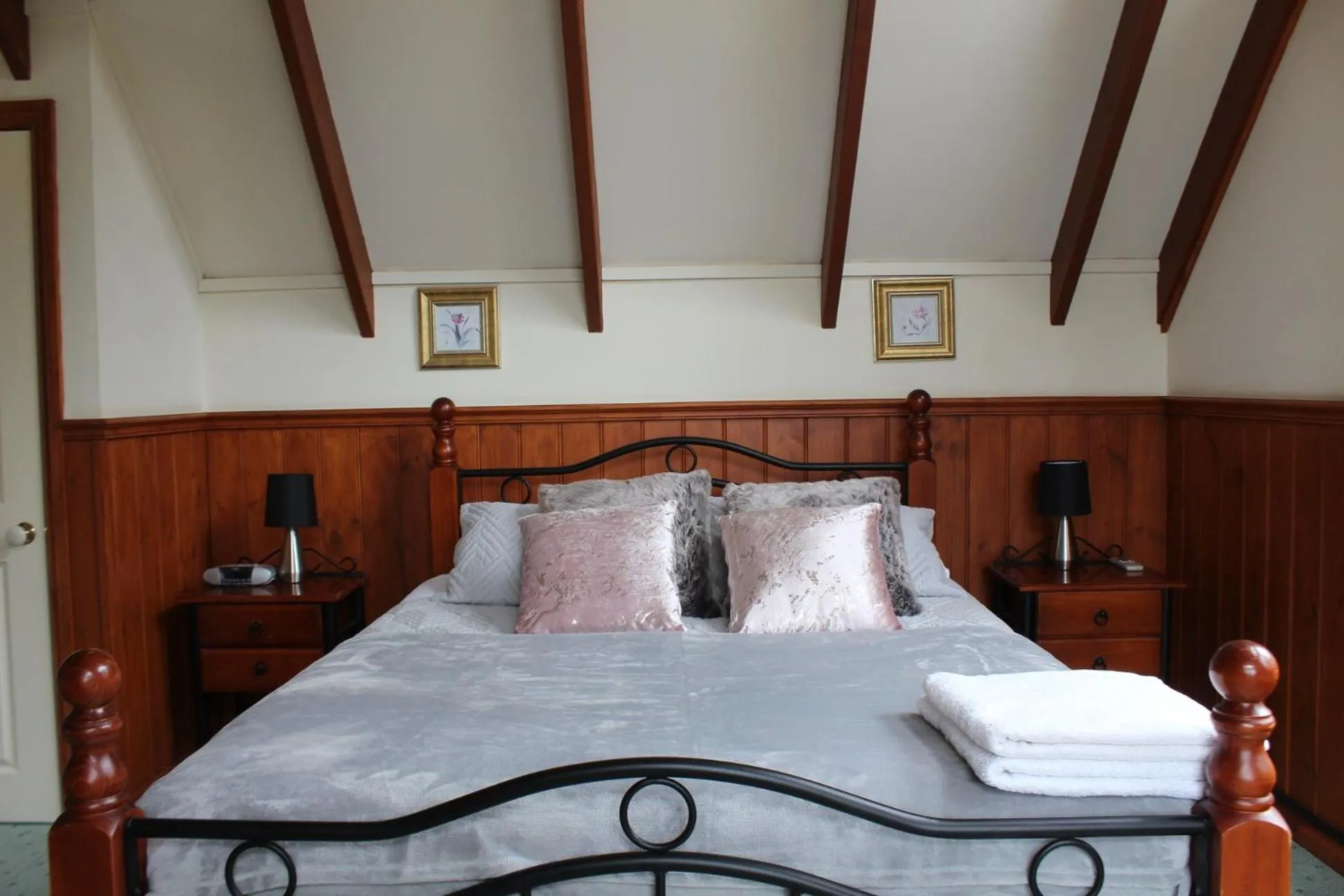Bedroom, Bed in Bells Estate Great Ocean Road Cottages