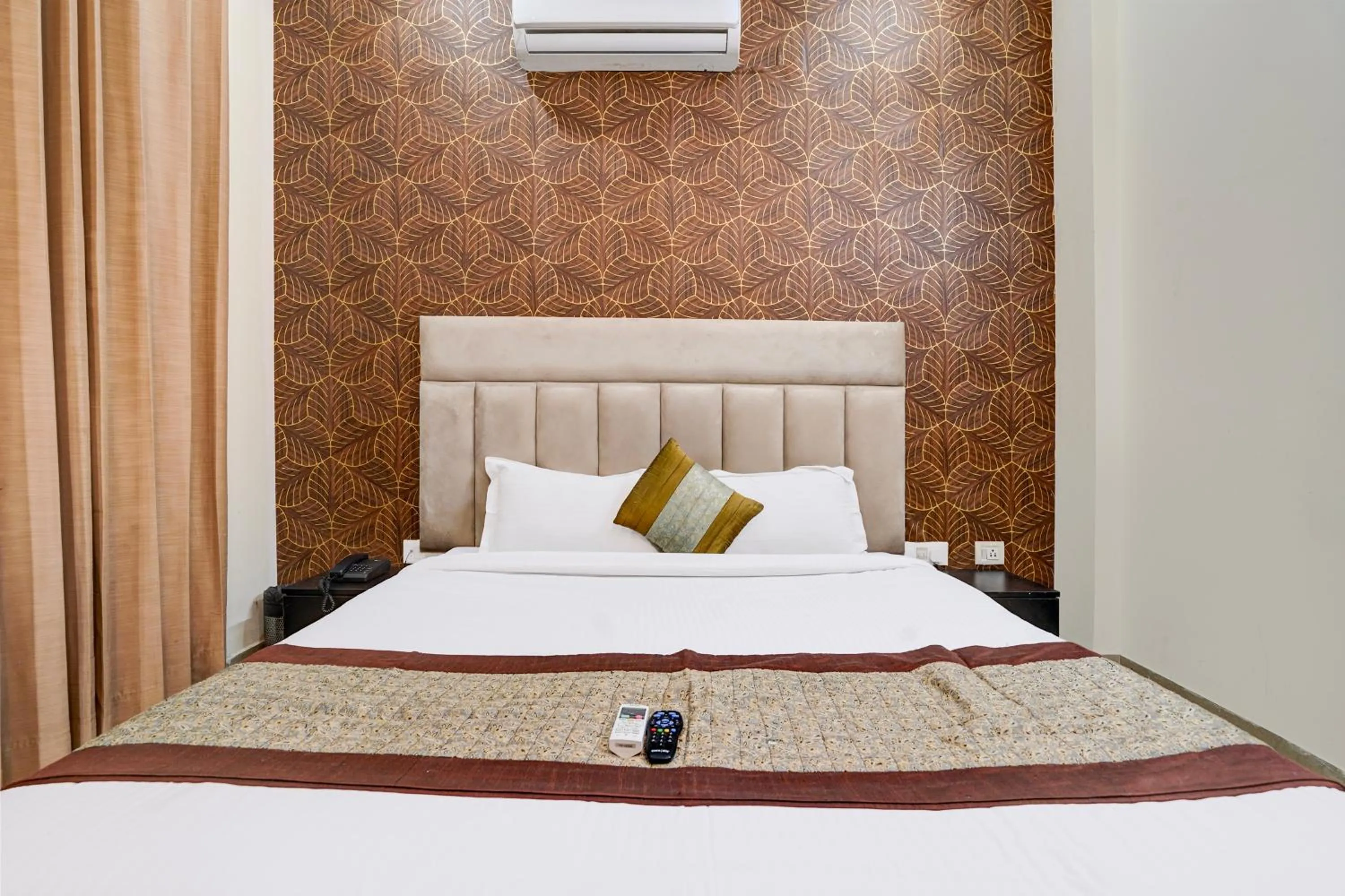 Bed in FabExpress Next Home - Nr IMT Chowk Manesar