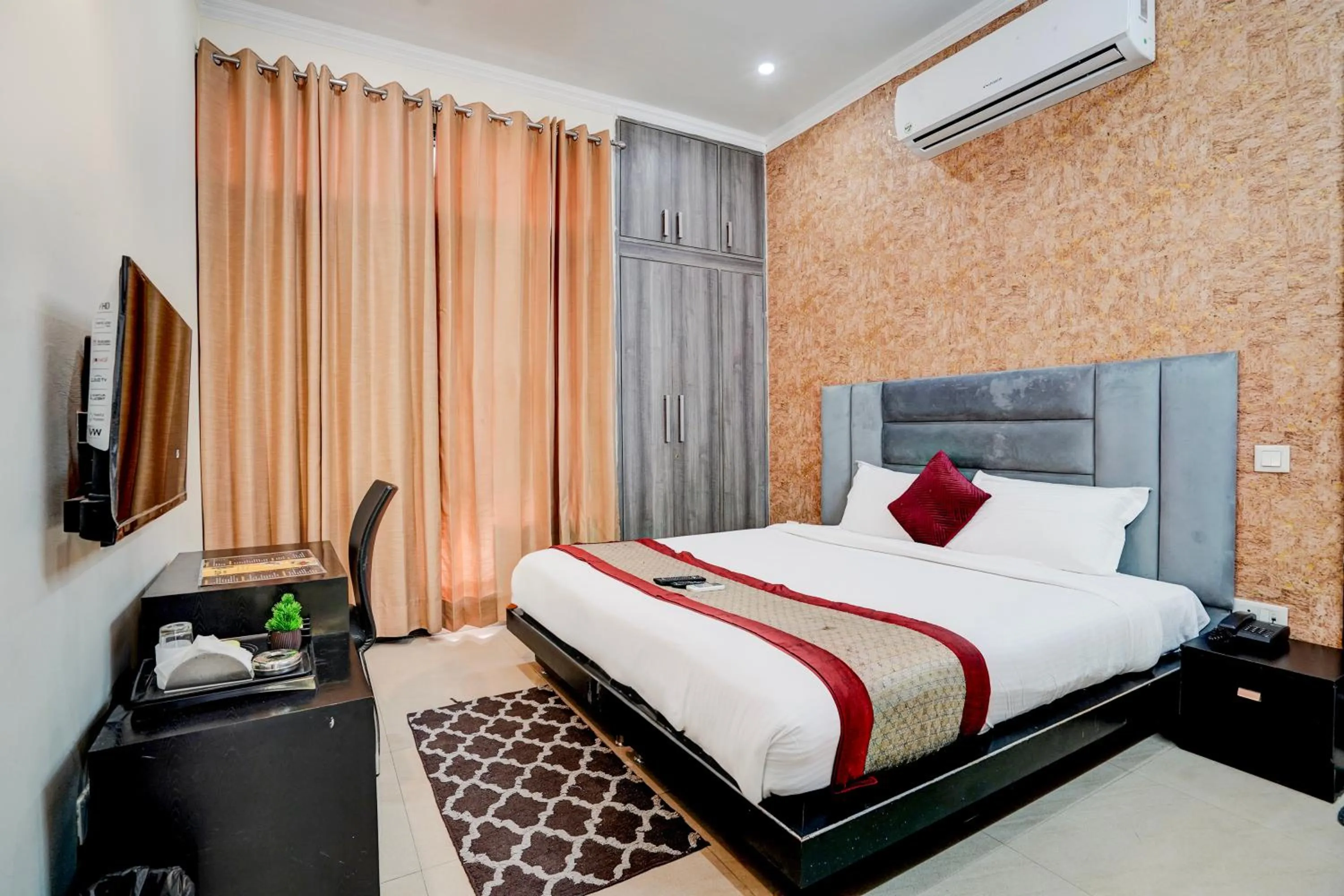 Bed in FabExpress Next Home - Nr IMT Chowk Manesar