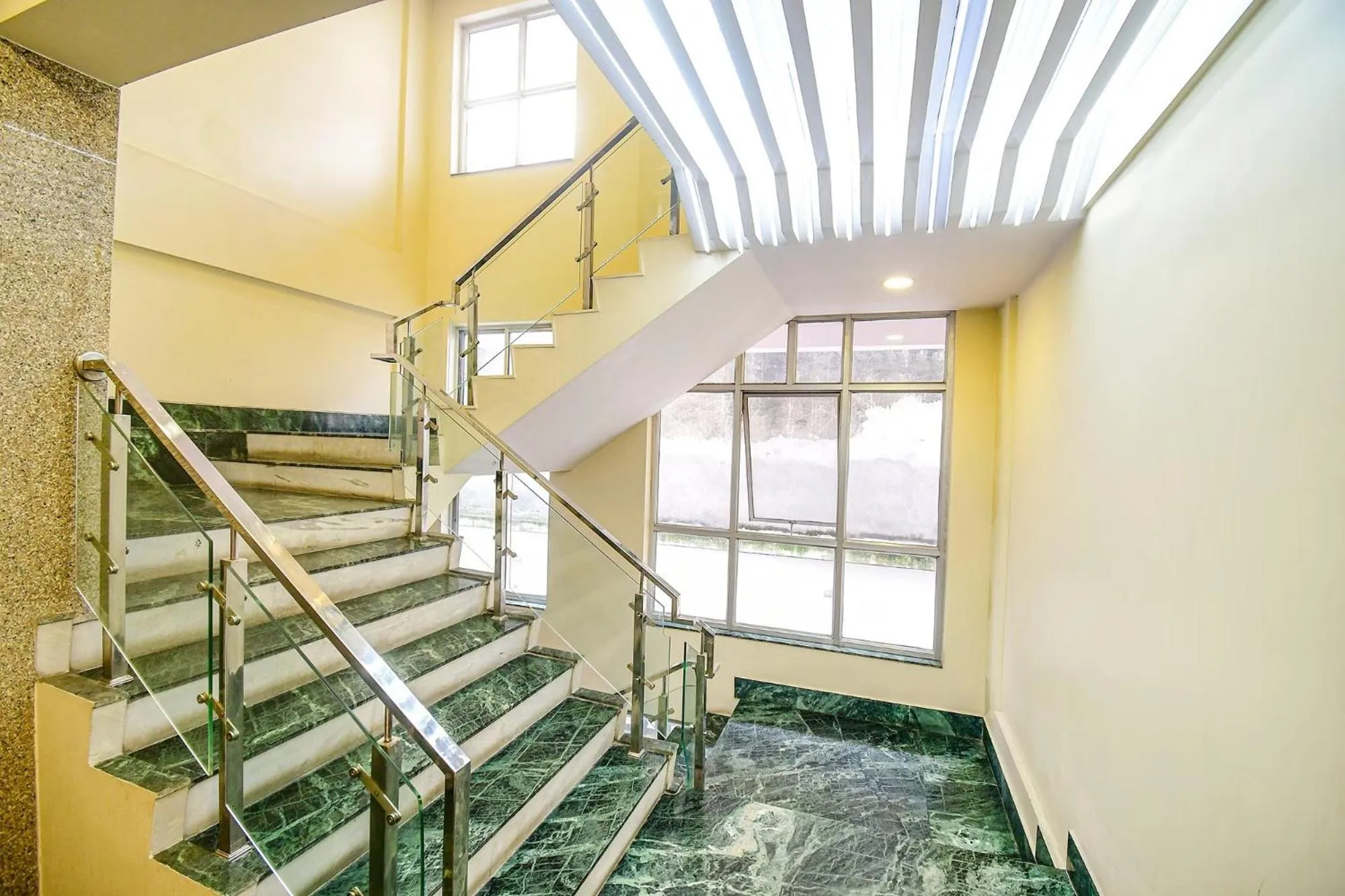 Lobby or reception in FabHotel Stay Inn International - Nr Sealdah Station