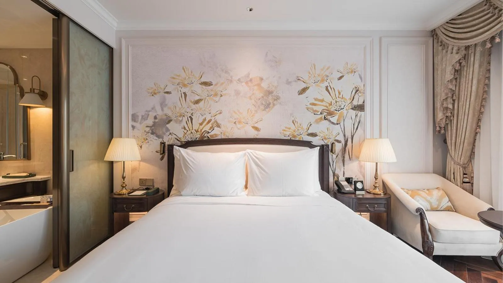 Bed in Golden Sun Hotel - Dalat