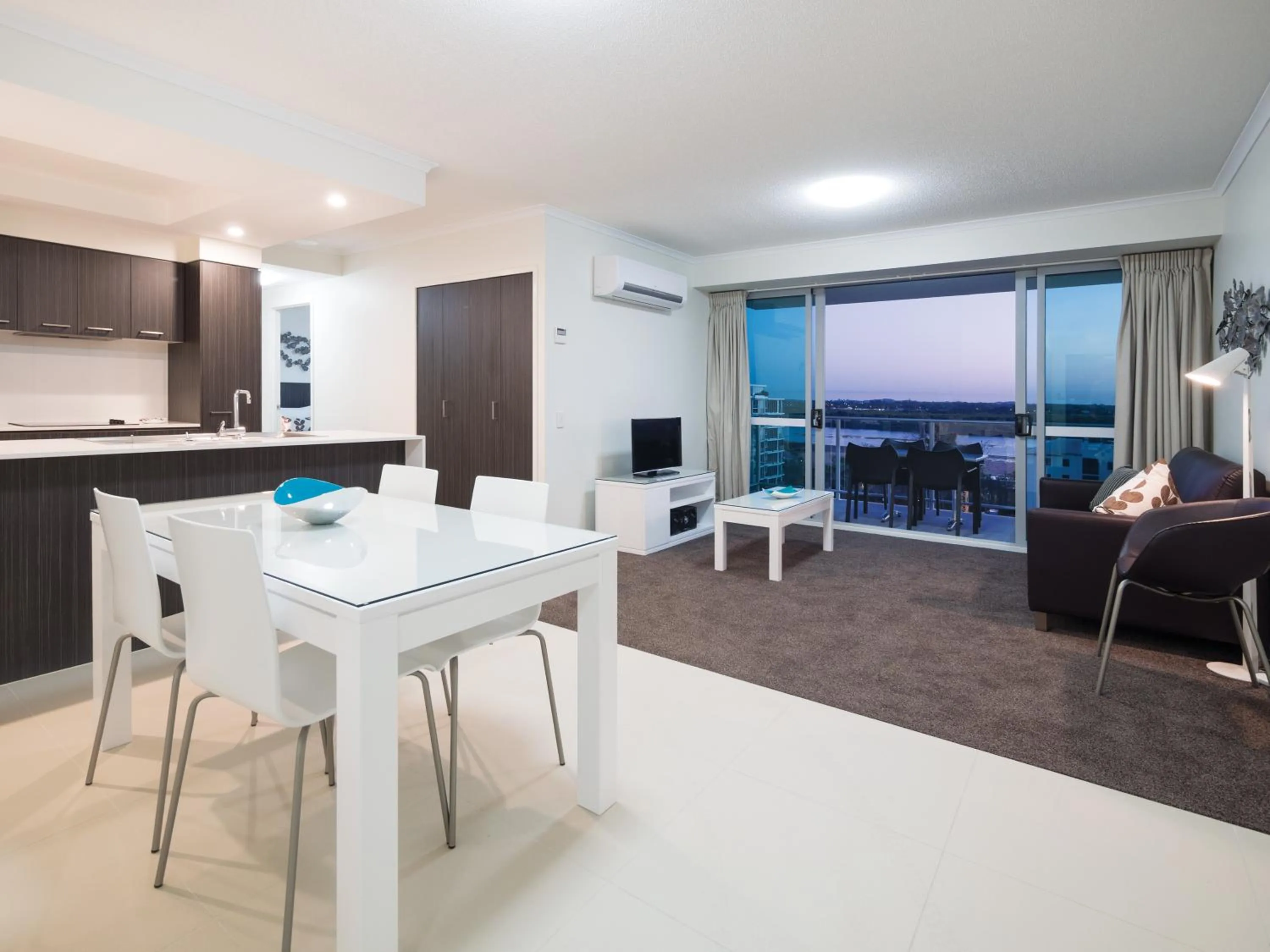 TV and multimedia in Oaks Mackay Rivermarque Hotel