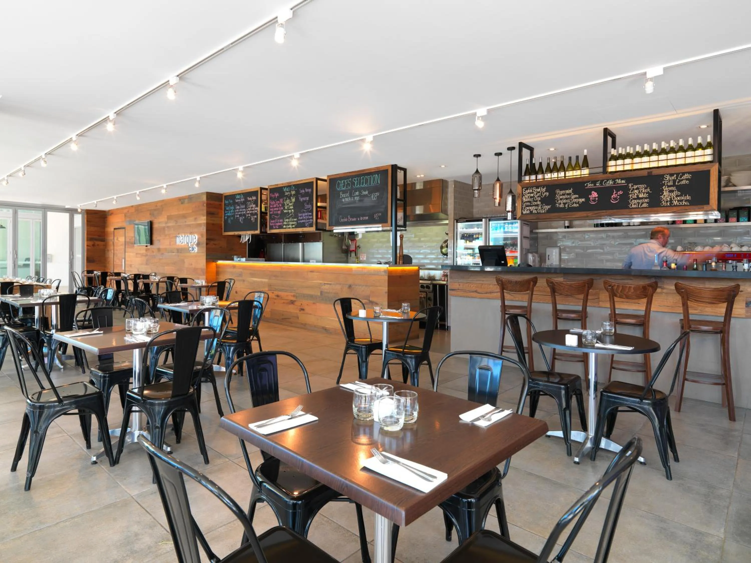 Restaurant/places to eat in Oaks Mackay Rivermarque Hotel