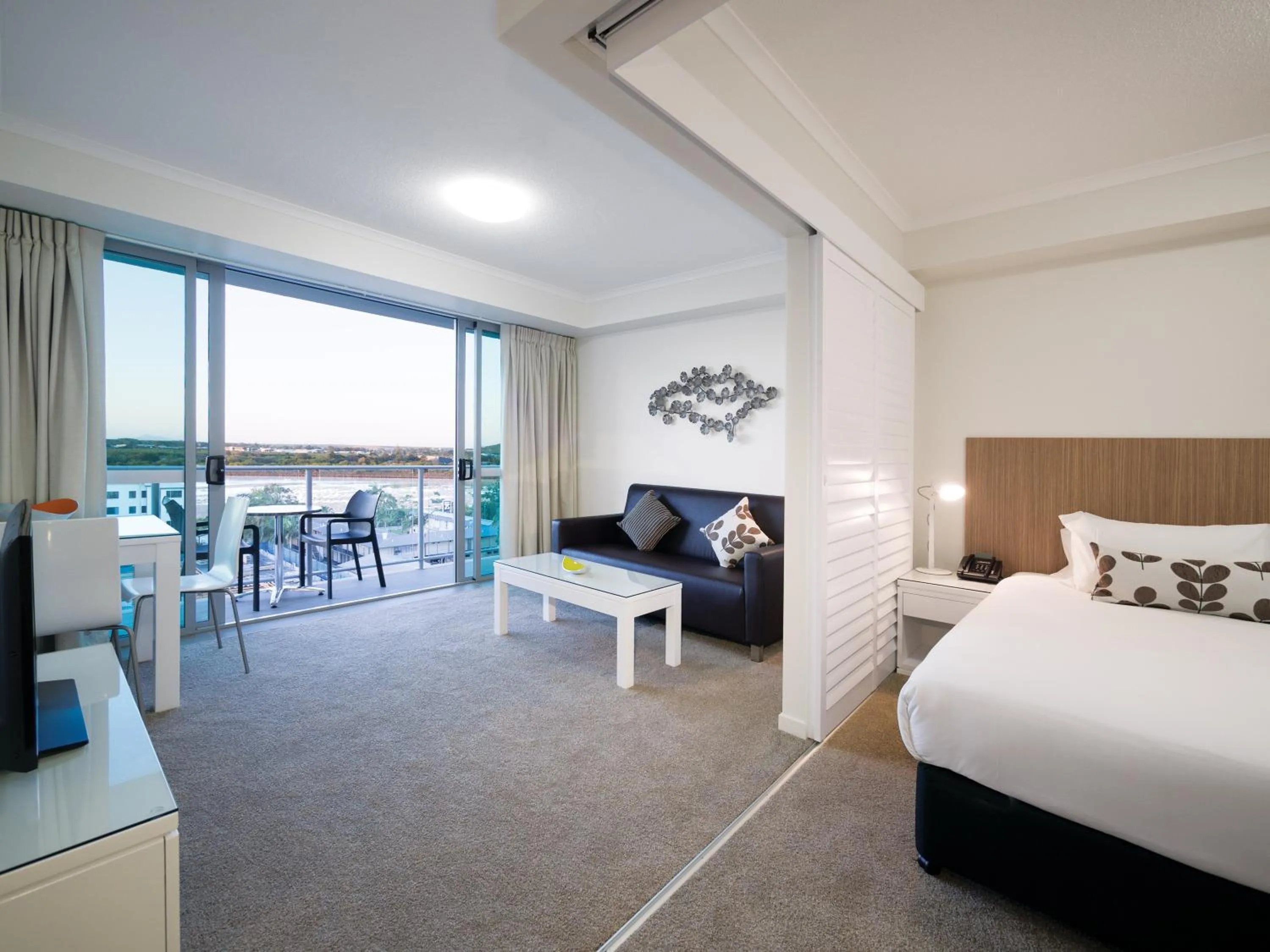 Patio, Bed in Oaks Mackay Rivermarque Hotel