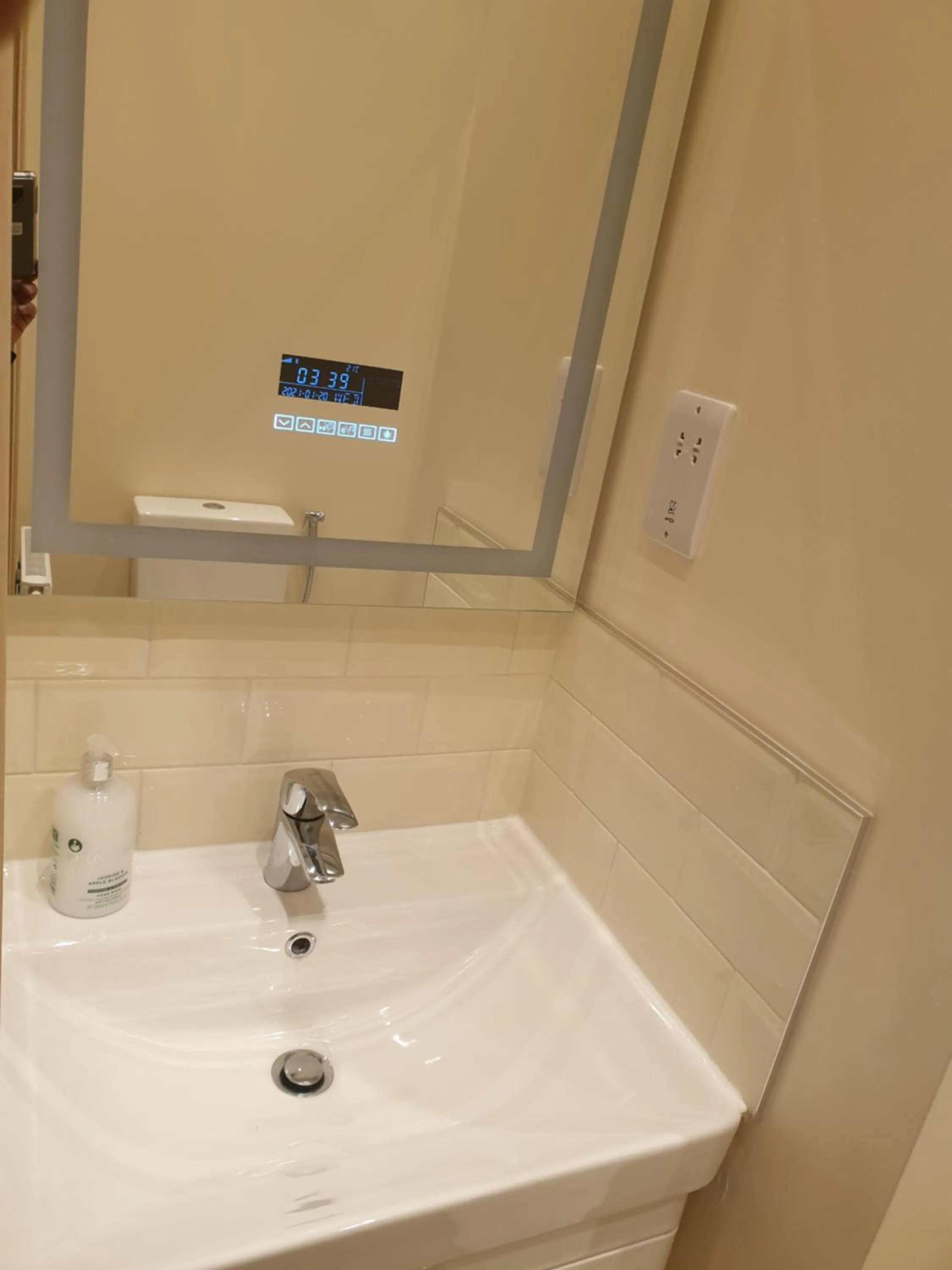 London Luxury Apartments 3 Bedroom Sleeps 8 with 3 Bathrooms 4 mins walk to tube free parking