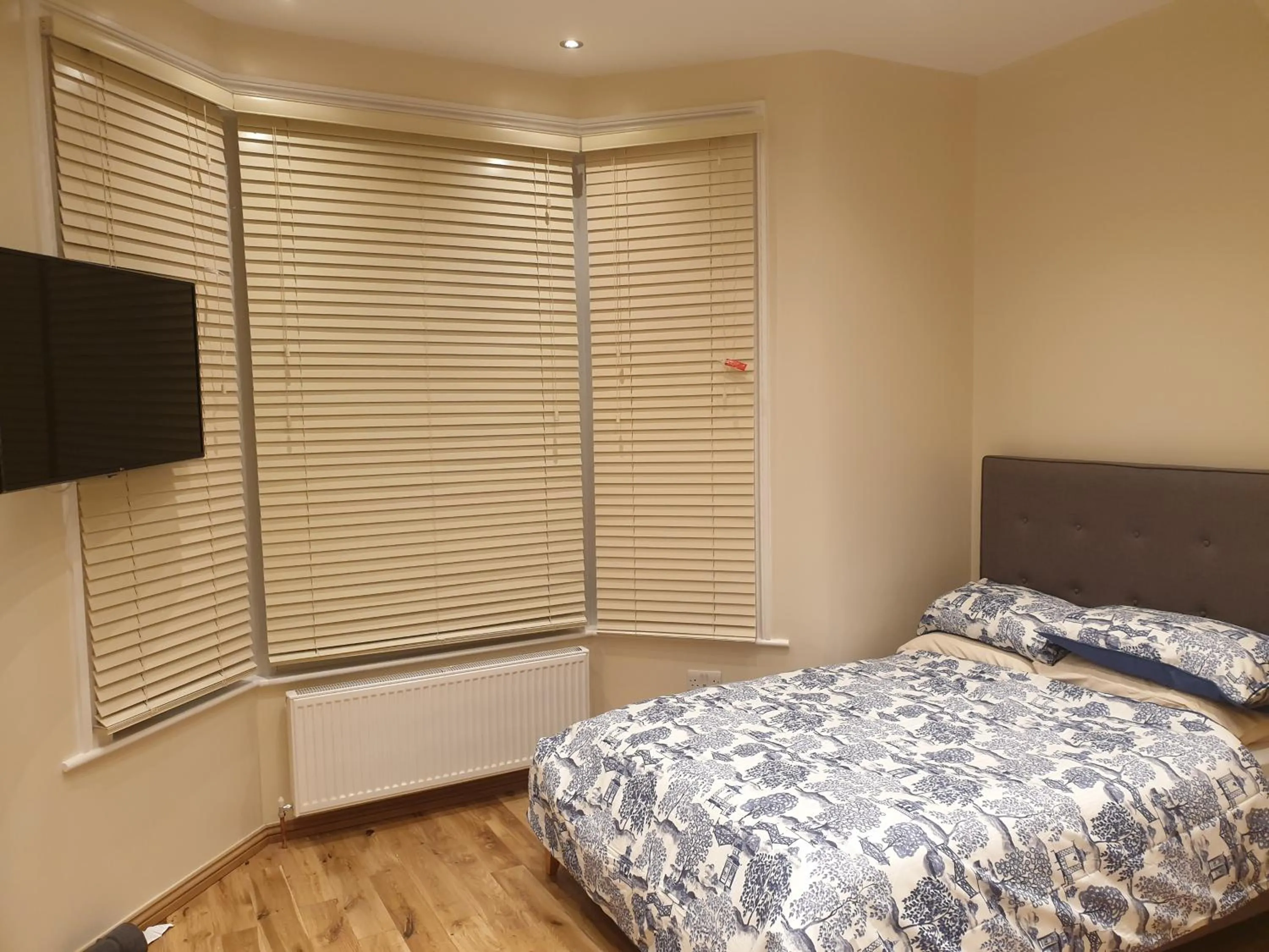 Bed in London Luxury Apartments 3 Bedroom Sleeps 8 with 3 Bathrooms 4 mins walk to tube free parking