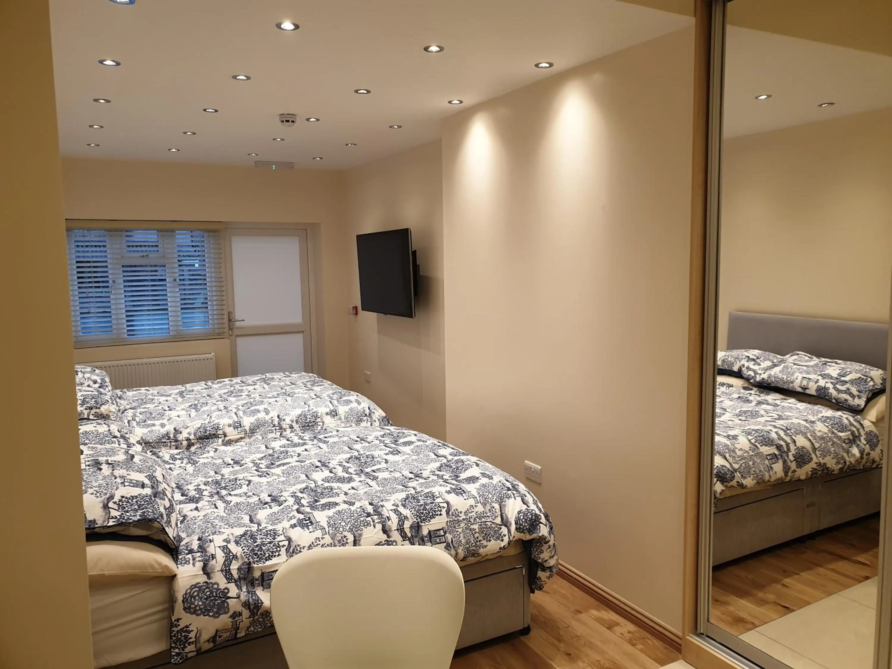 Bed in London Luxury Apartments 3 Bedroom Sleeps 8 with 3 Bathrooms 4 mins walk to tube free parking