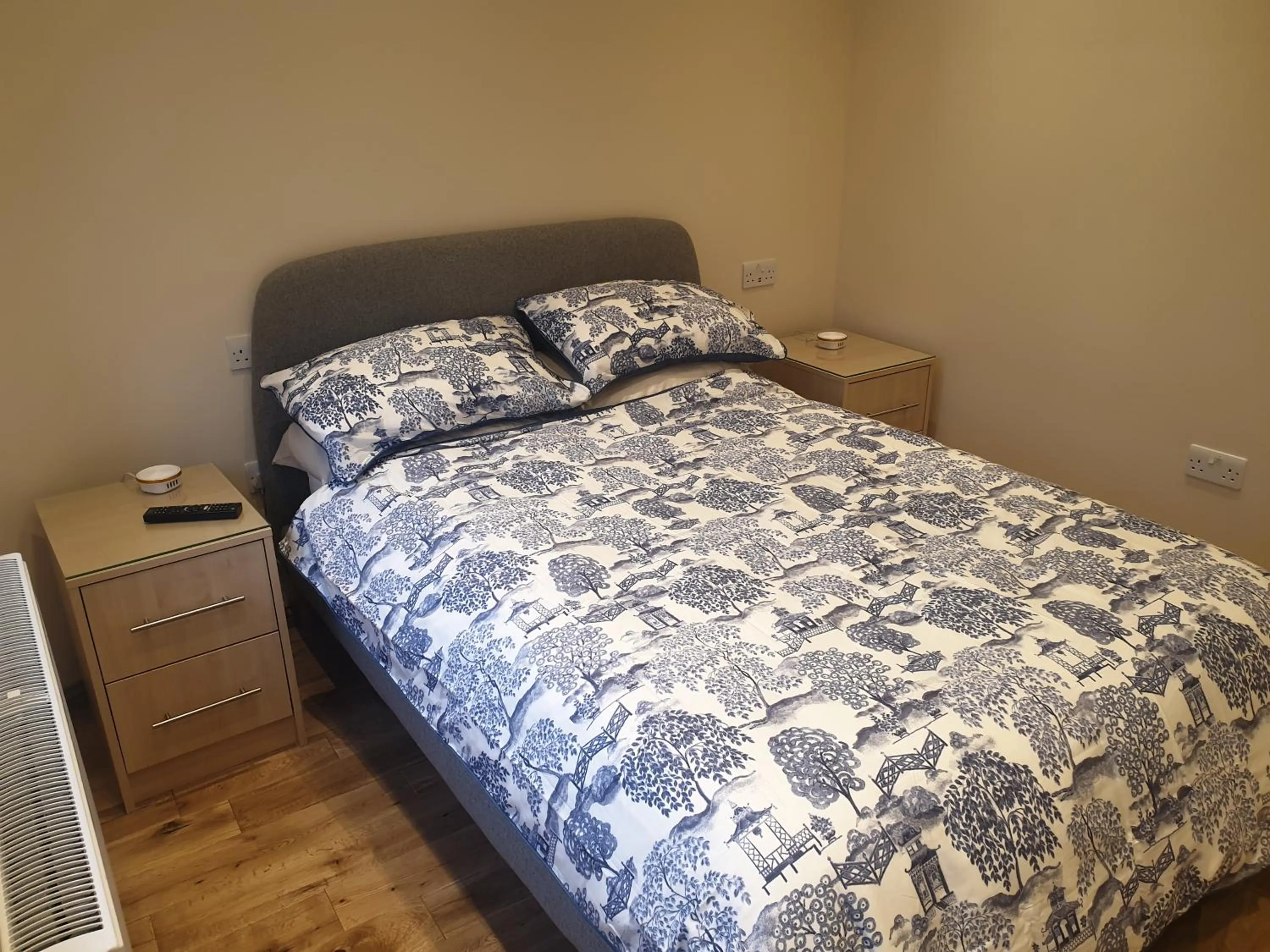Bed in London Luxury Apartments 3 Bedroom Sleeps 8 with 3 Bathrooms 4 mins walk to tube free parking