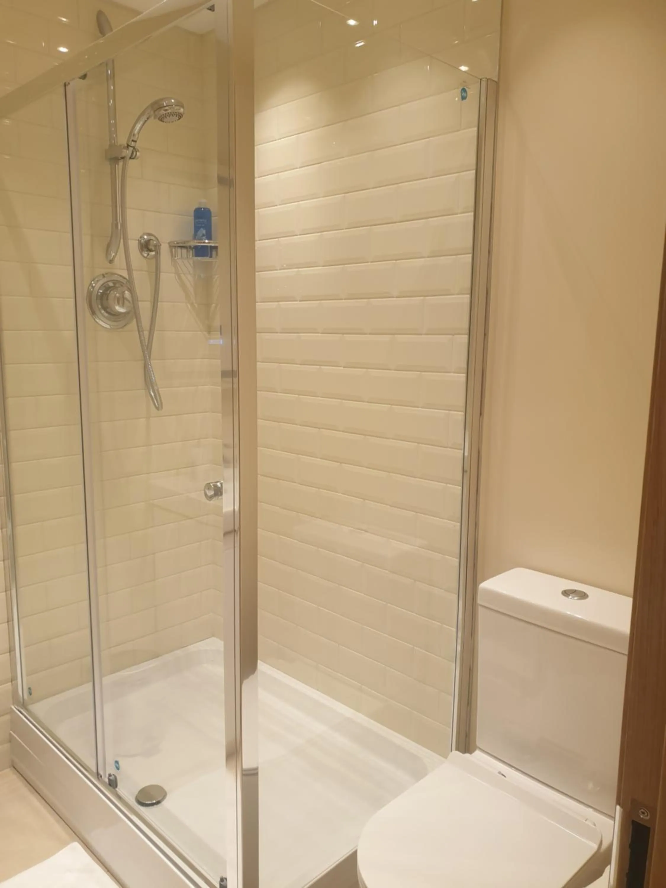 London Luxury Apartments 3 Bedroom Sleeps 8 with 3 Bathrooms 4 mins walk to tube free parking