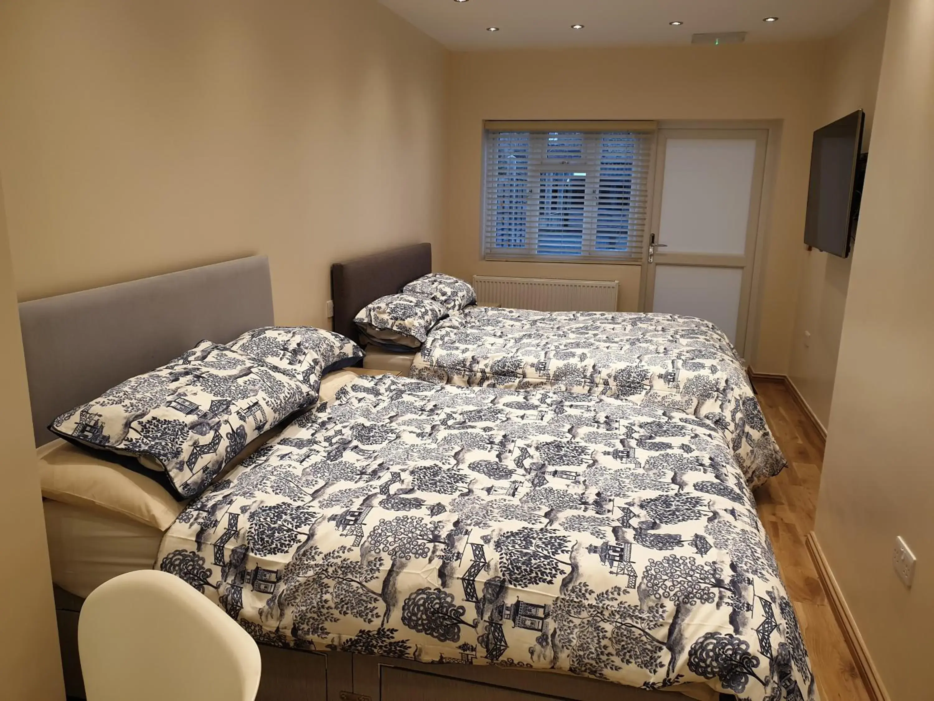 London Luxury Apartments 3 Bedroom Sleeps 8 with 3 Bathrooms 4 mins walk to tube free parking London Luxury Apartments 3 Bedroom Sleeps 8 with 3 Bathrooms 4 mins walk to tube free parking
