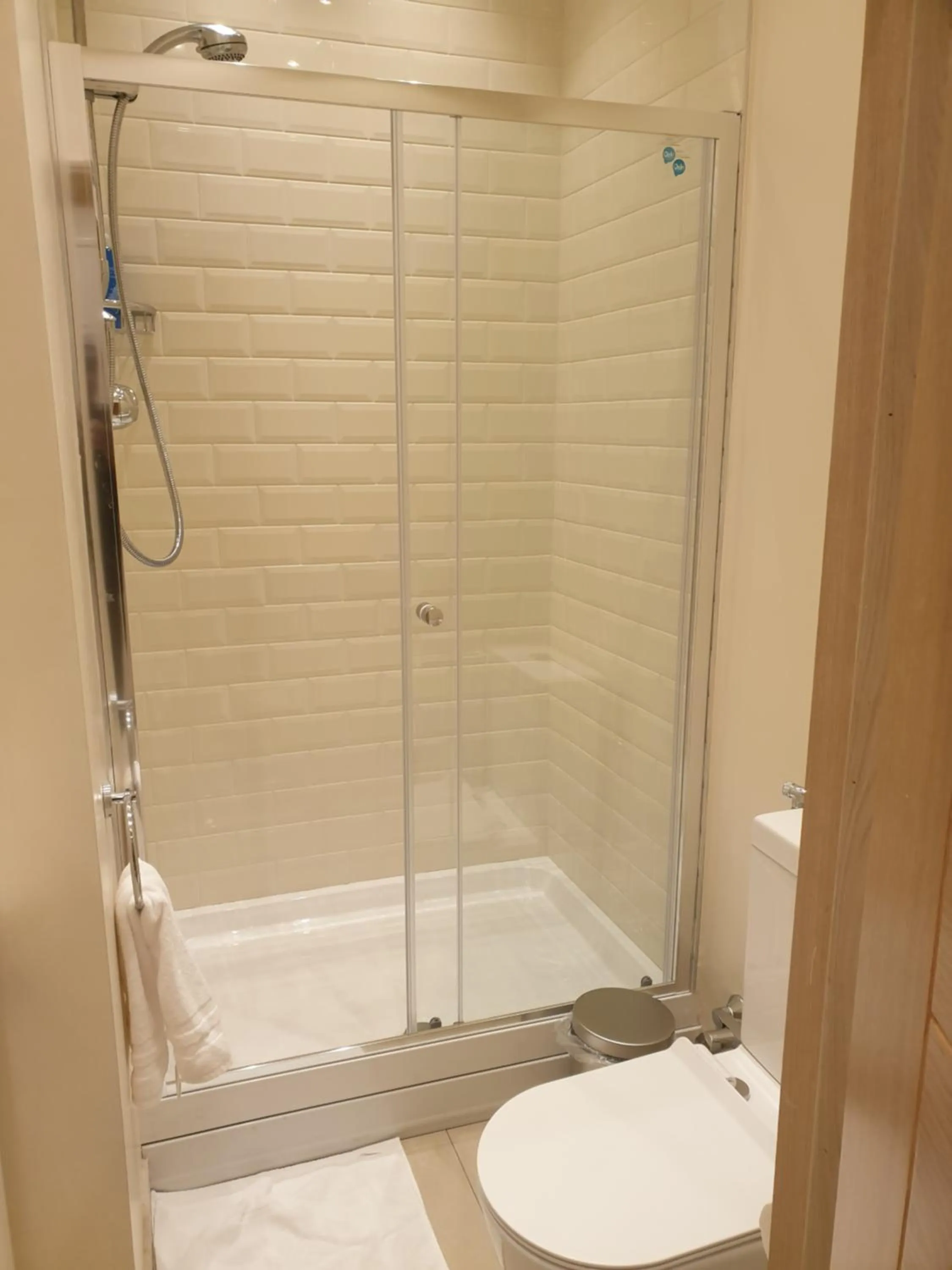 London Luxury Apartments 3 Bedroom Sleeps 8 with 3 Bathrooms 4 mins walk to tube free parking