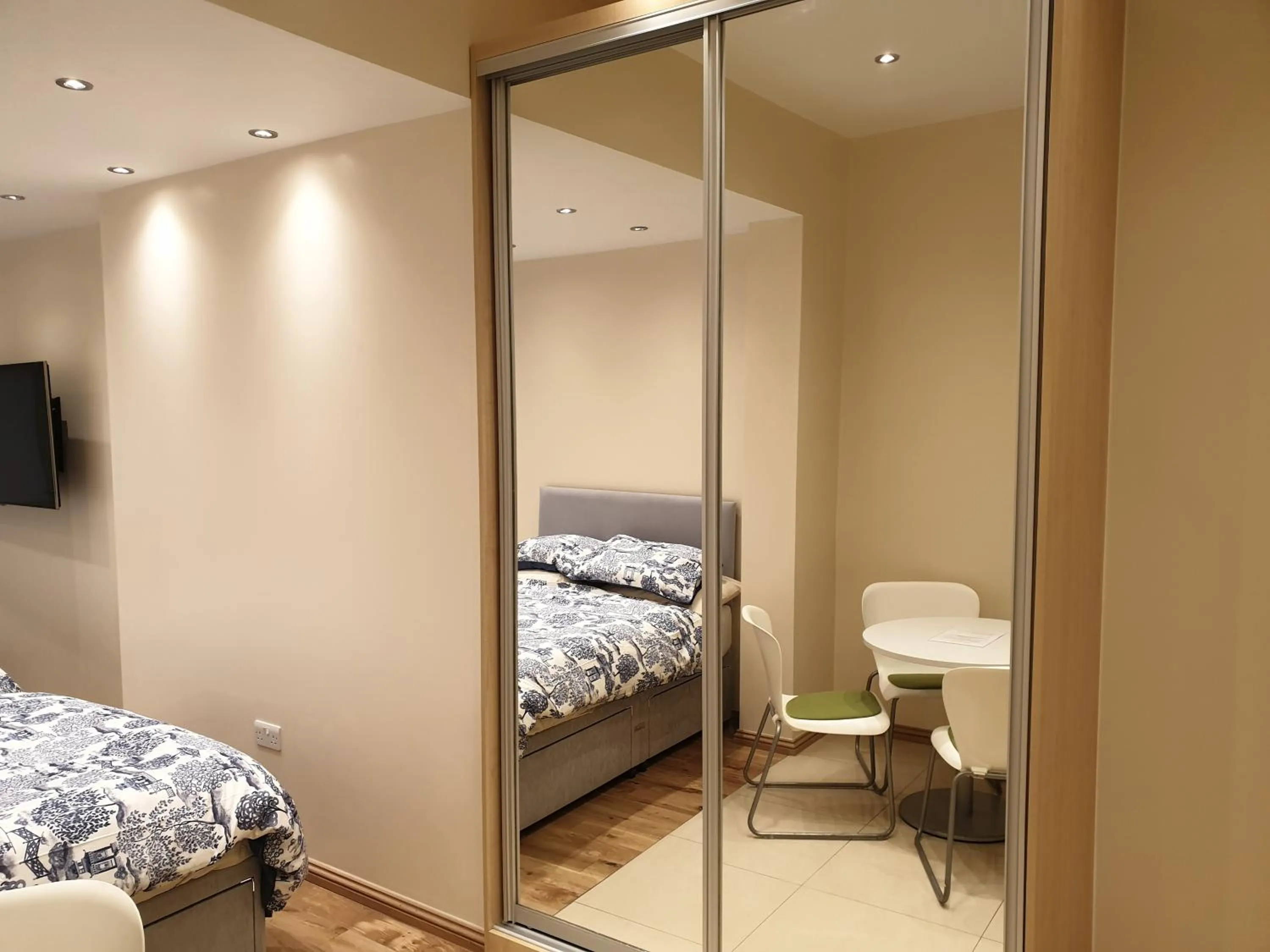 Bed in London Luxury Apartments 3 Bedroom Sleeps 8 with 3 Bathrooms 4 mins walk to tube free parking