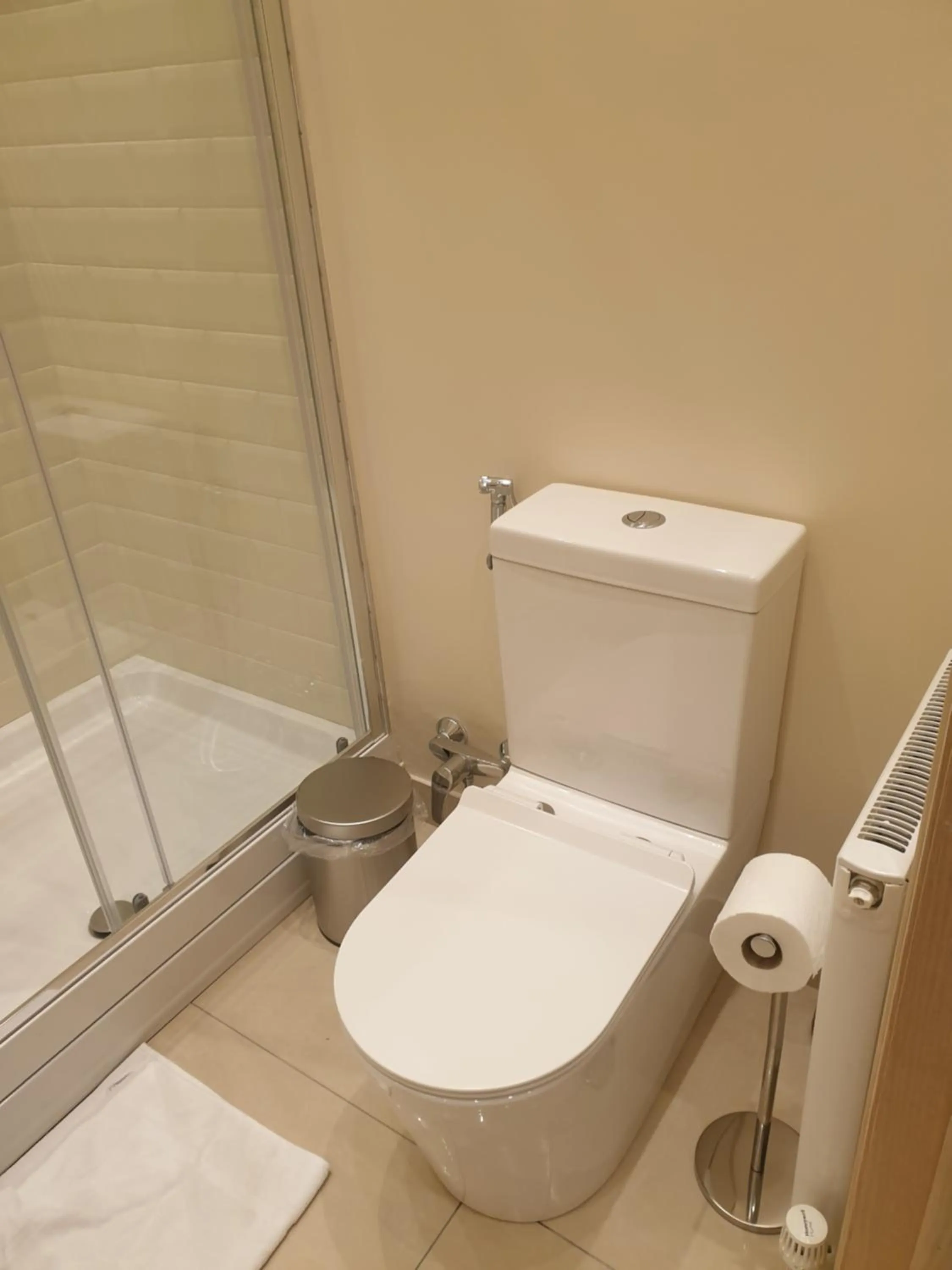 London Luxury Apartments 3 Bedroom Sleeps 8 with 3 Bathrooms 4 mins walk to tube free parking