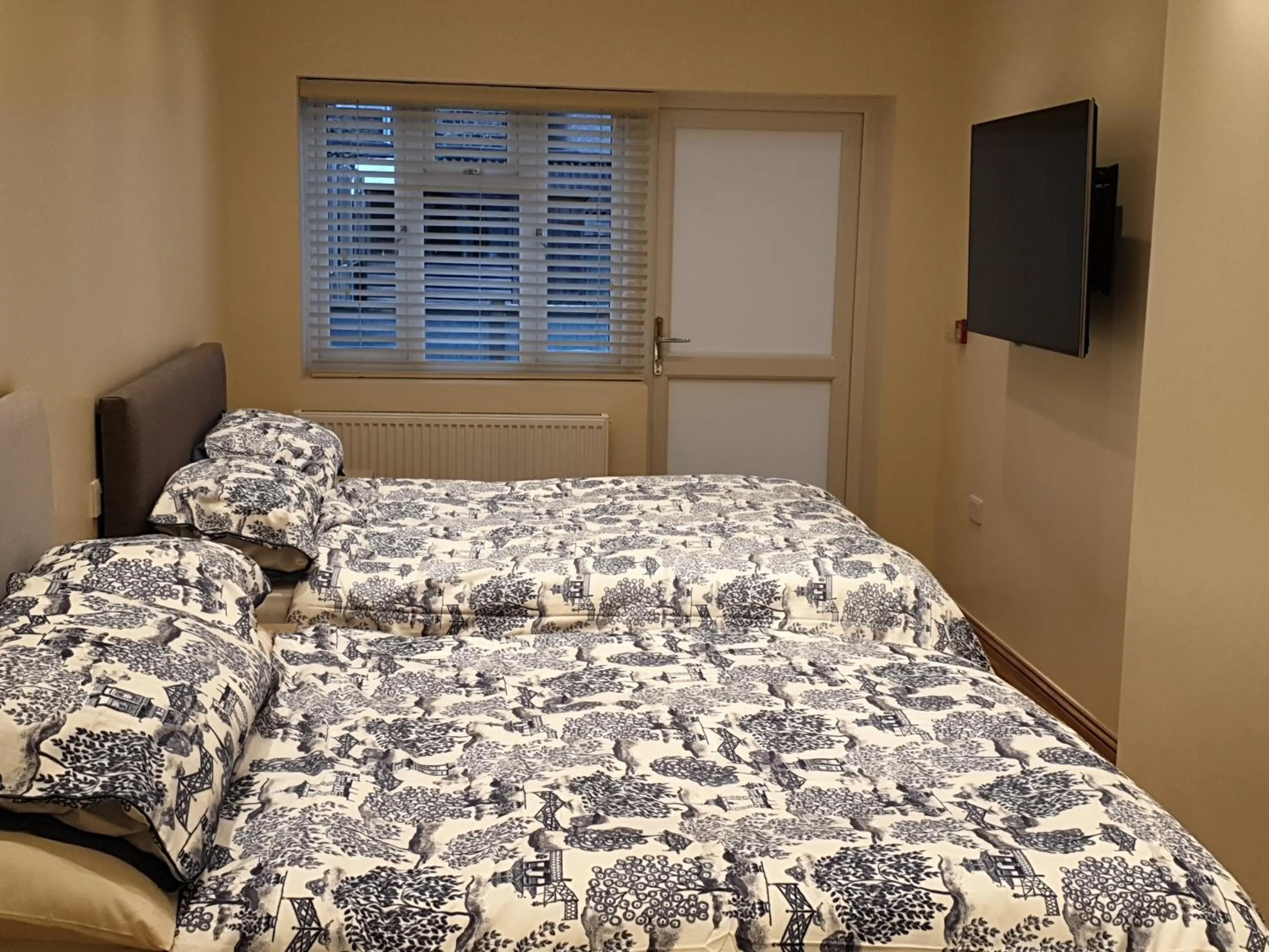 Bed in London Luxury Apartments 3 Bedroom Sleeps 8 with 3 Bathrooms 5 mins Walk to tube station free parking