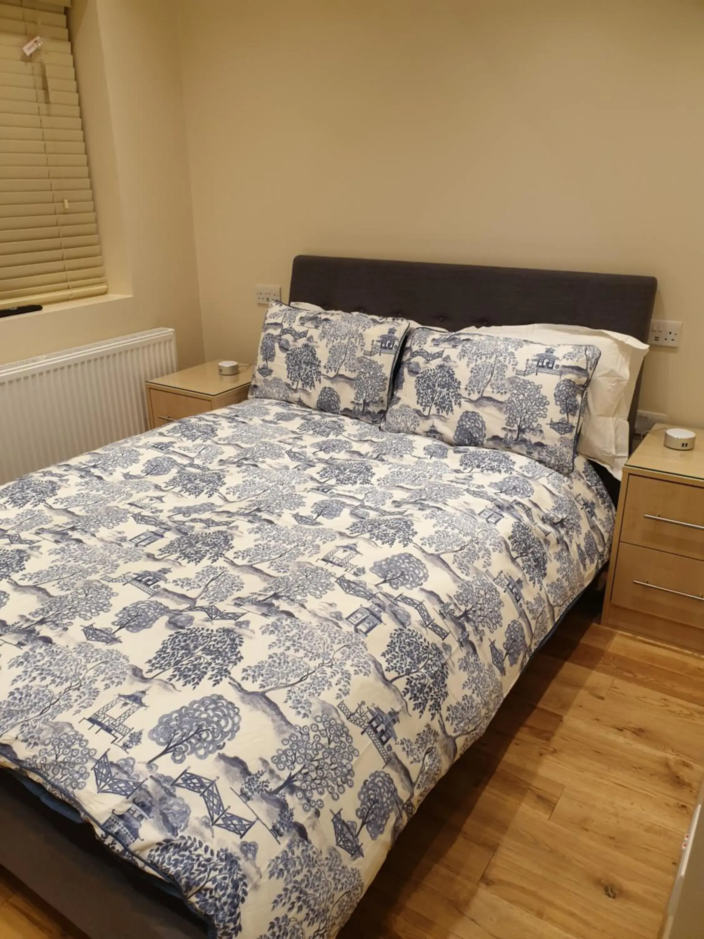 London Luxury Apartments 3 Bedroom Sleeps 8 with 3 Bathrooms 5 mins Walk to tube station free parking London Luxury Apartments 3 Bedroom Sleeps 8 with 3 Bathrooms 5 mins Walk to tube station free parking