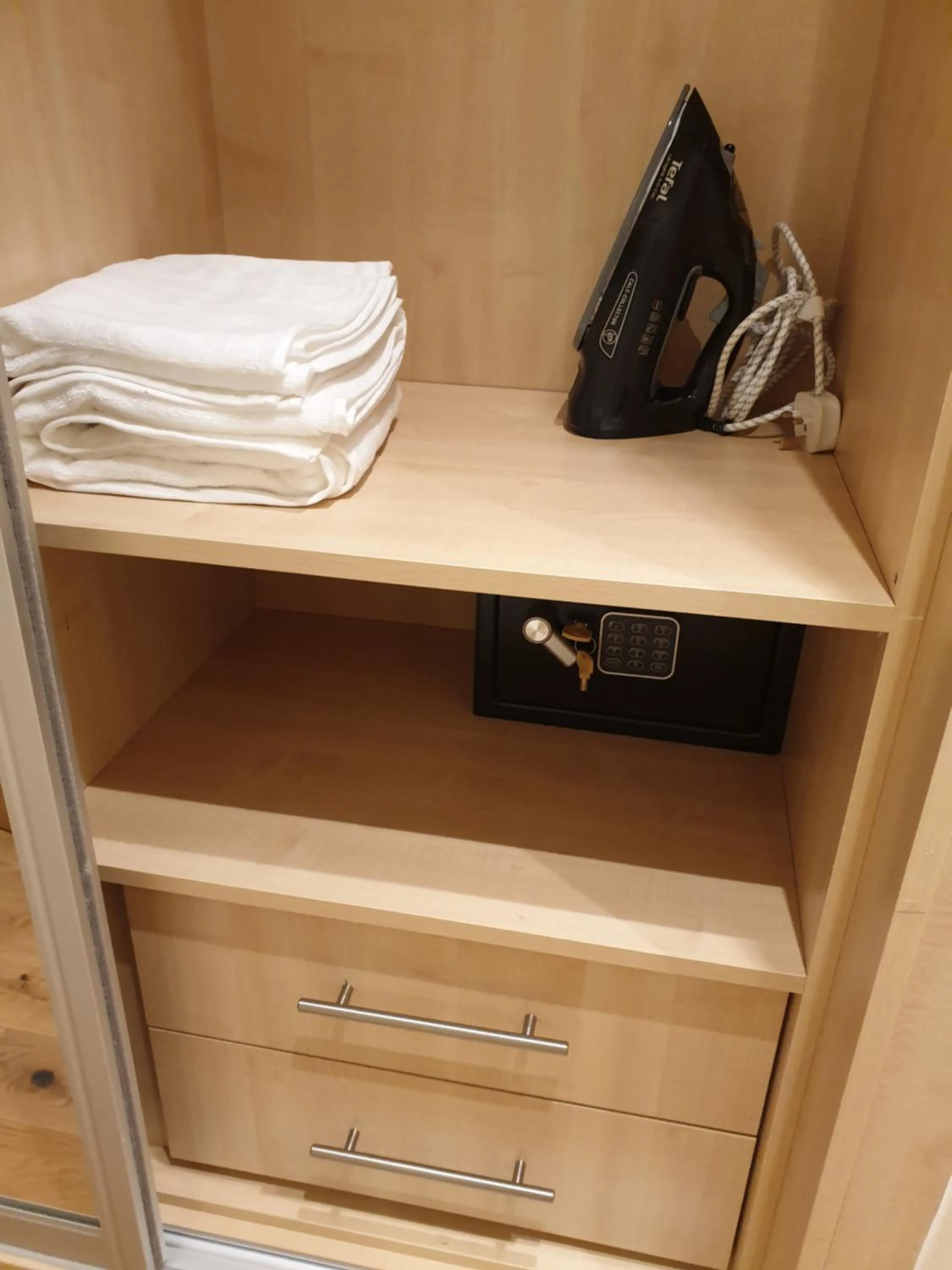 London Luxury Apartments 3 Bedroom Sleeps 8 with 3 Bathrooms 5 mins Walk to tube station free parking