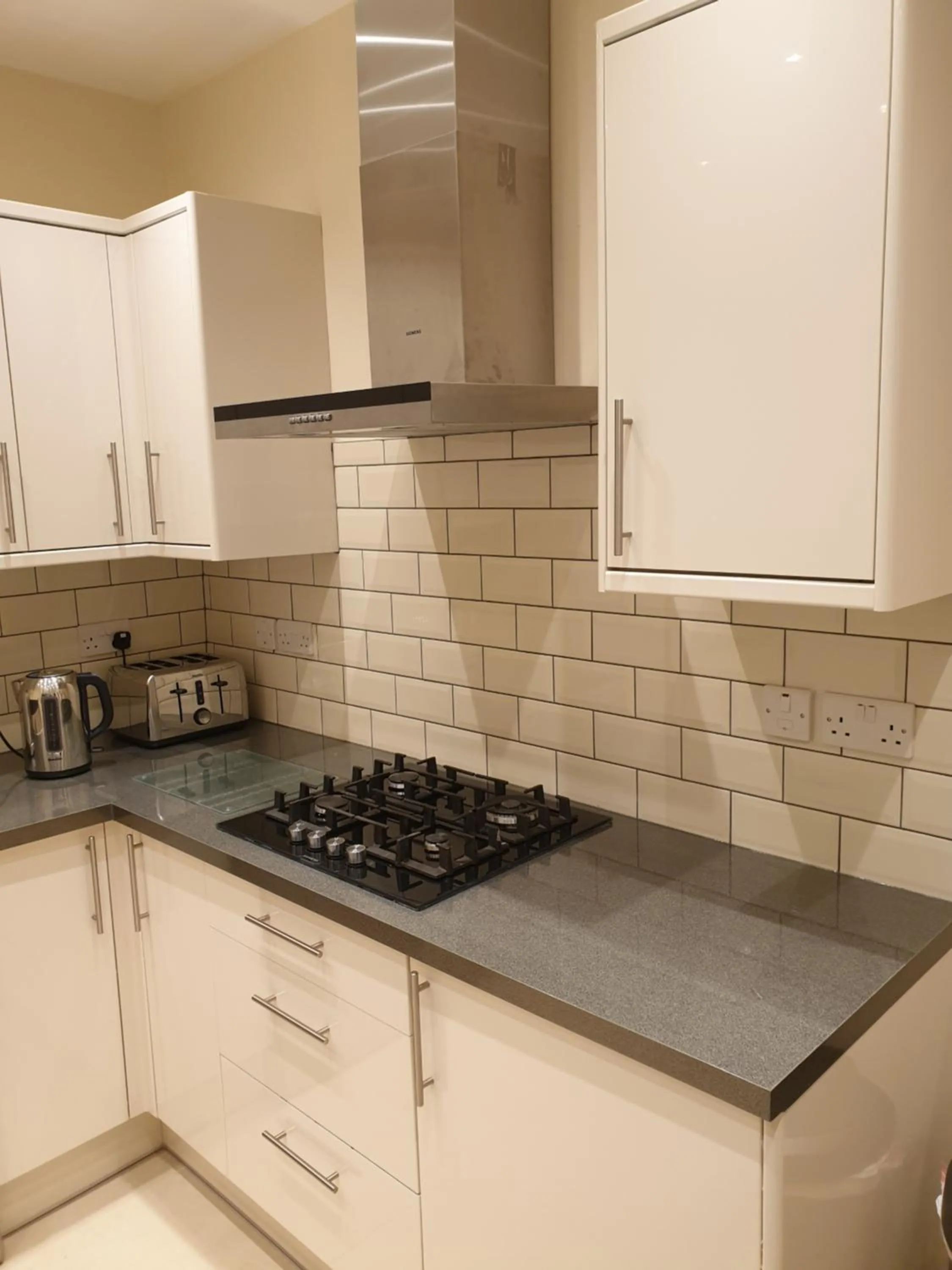 London Luxury Apartments 3 Bedroom Sleeps 8 with 3 Bathrooms 5 mins Walk to tube station free parking
