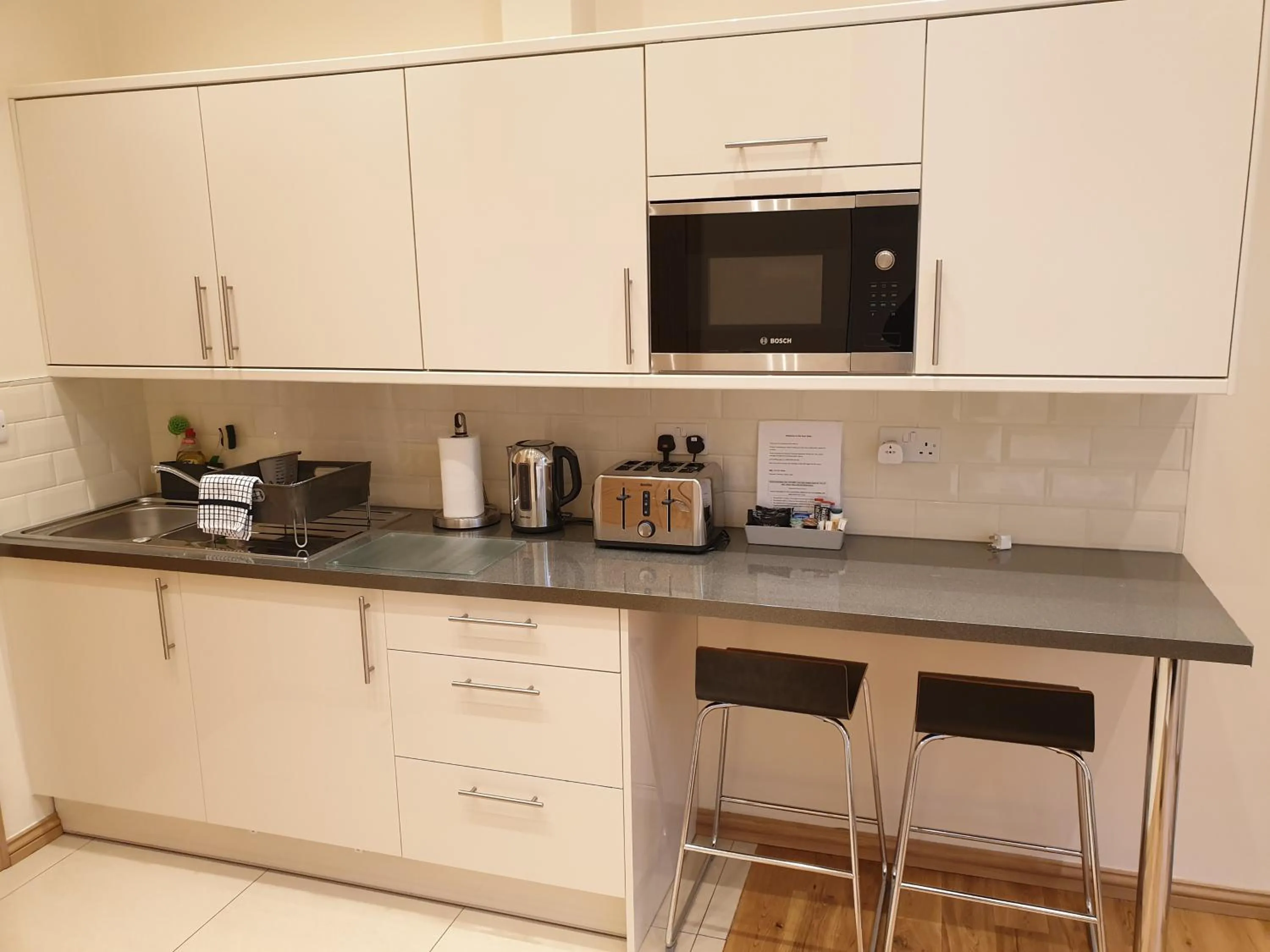 London Luxury Apartments 3 Bedroom Sleeps 8 with 3 Bathrooms 5 mins Walk to tube station free parking