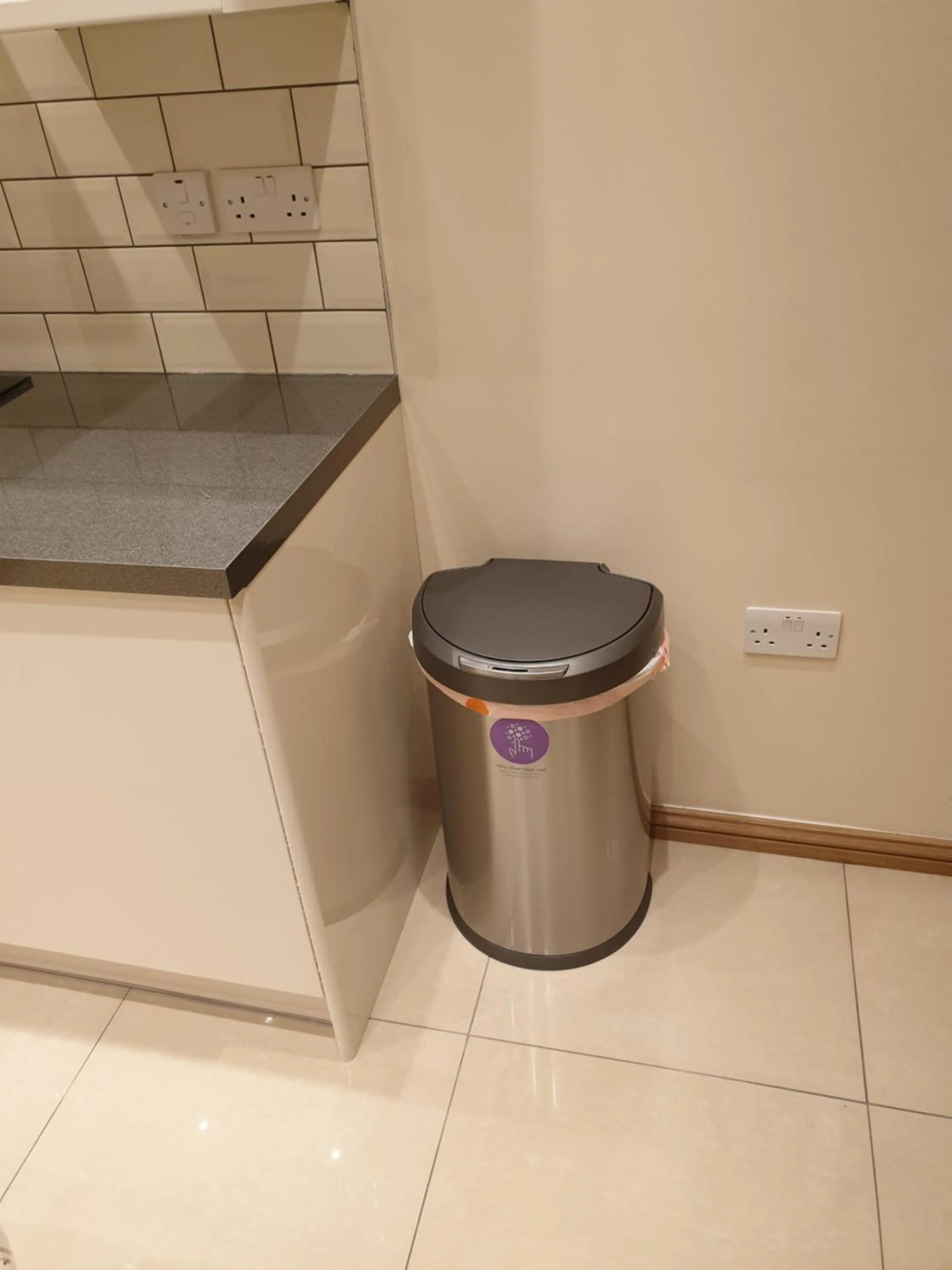 London Luxury Apartments 3 Bedroom Sleeps 8 with 3 Bathrooms 5 mins Walk to tube station free parking