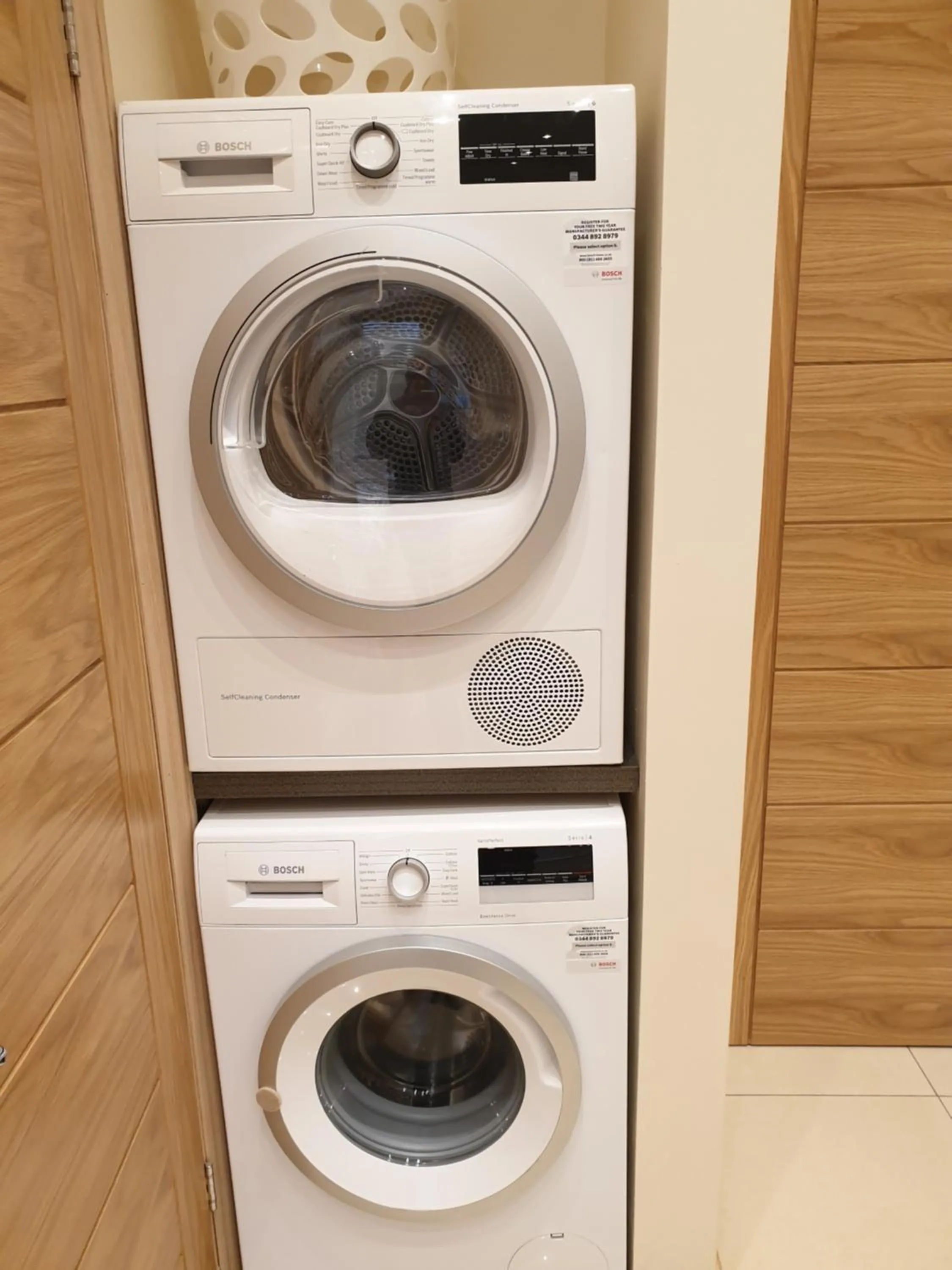 London Luxury Apartments 3 Bedroom Sleeps 8 with 3 Bathrooms 5 mins Walk to tube station free parking