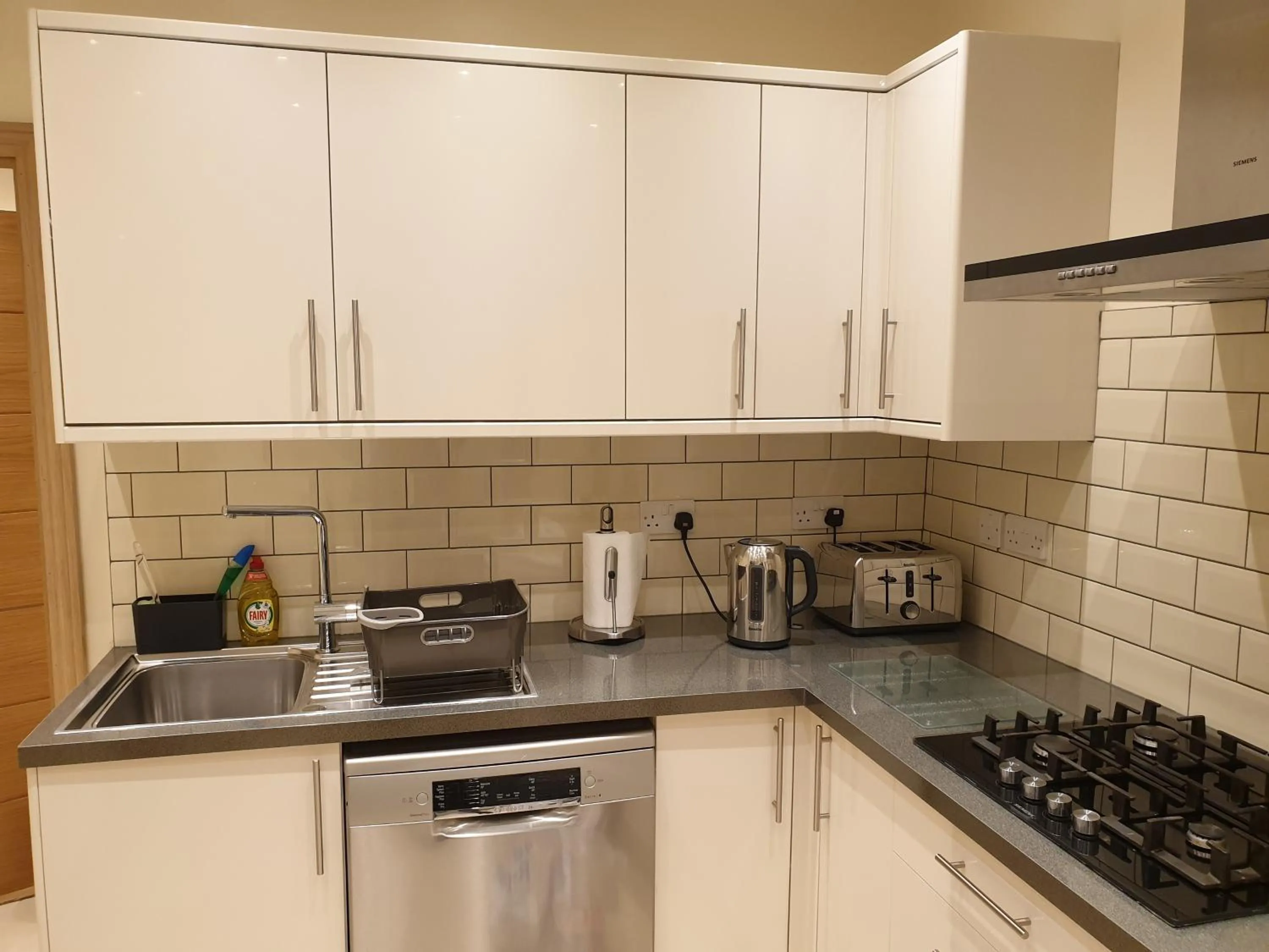 London Luxury Apartments 3 Bedroom Sleeps 8 with 3 Bathrooms 5 mins Walk to tube station free parking
