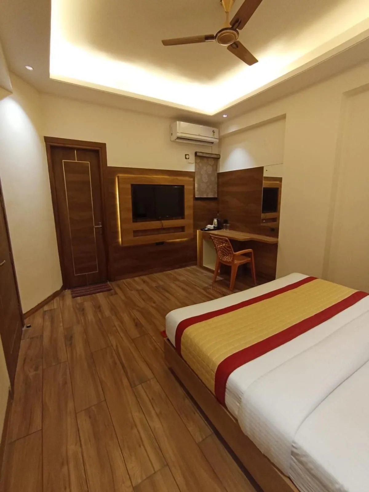 Photo of the whole room, Bed in Masaga by Qcent, Gurugram