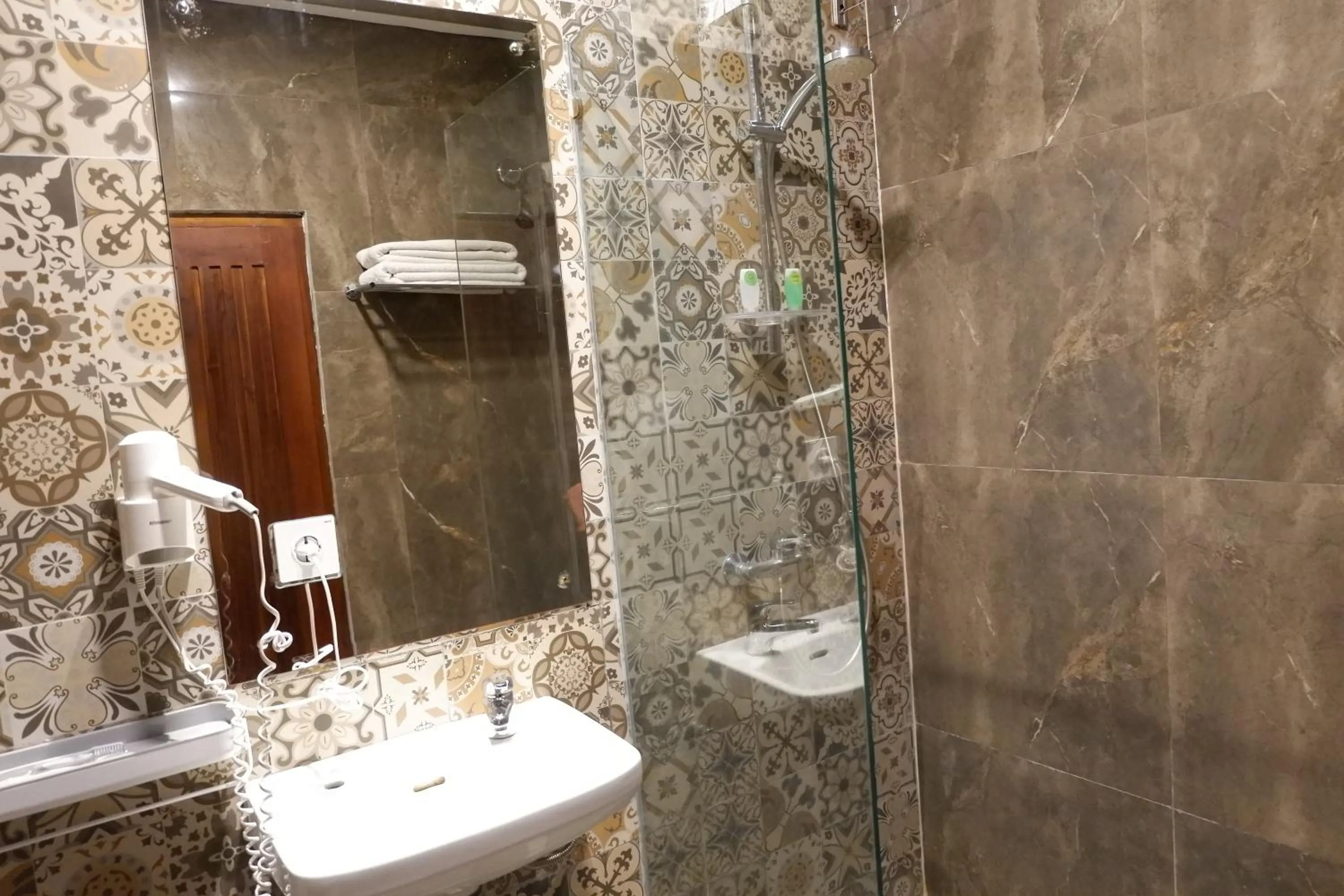 Shower in The Baliem Hotel