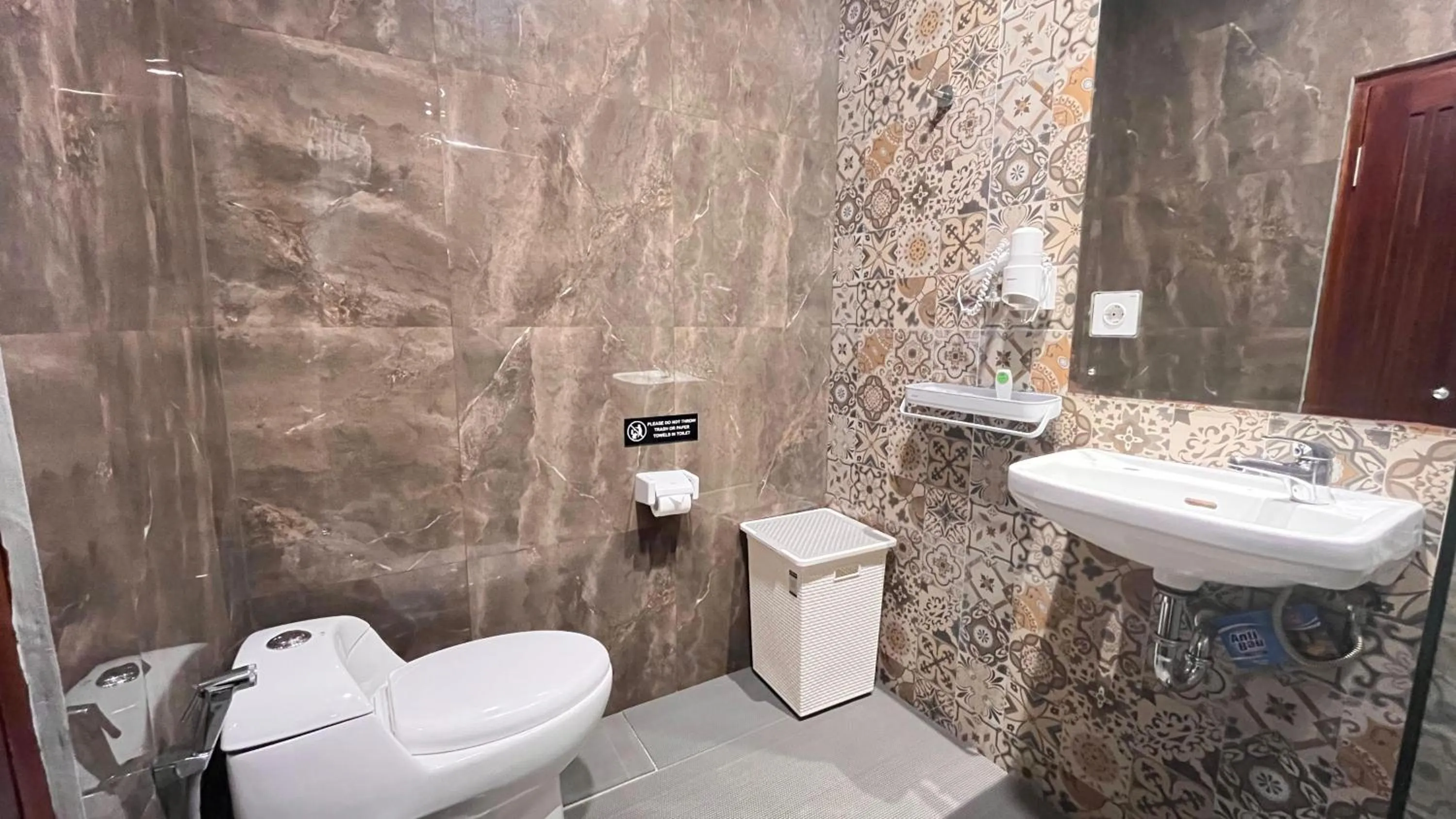 Shower in The Baliem Hotel