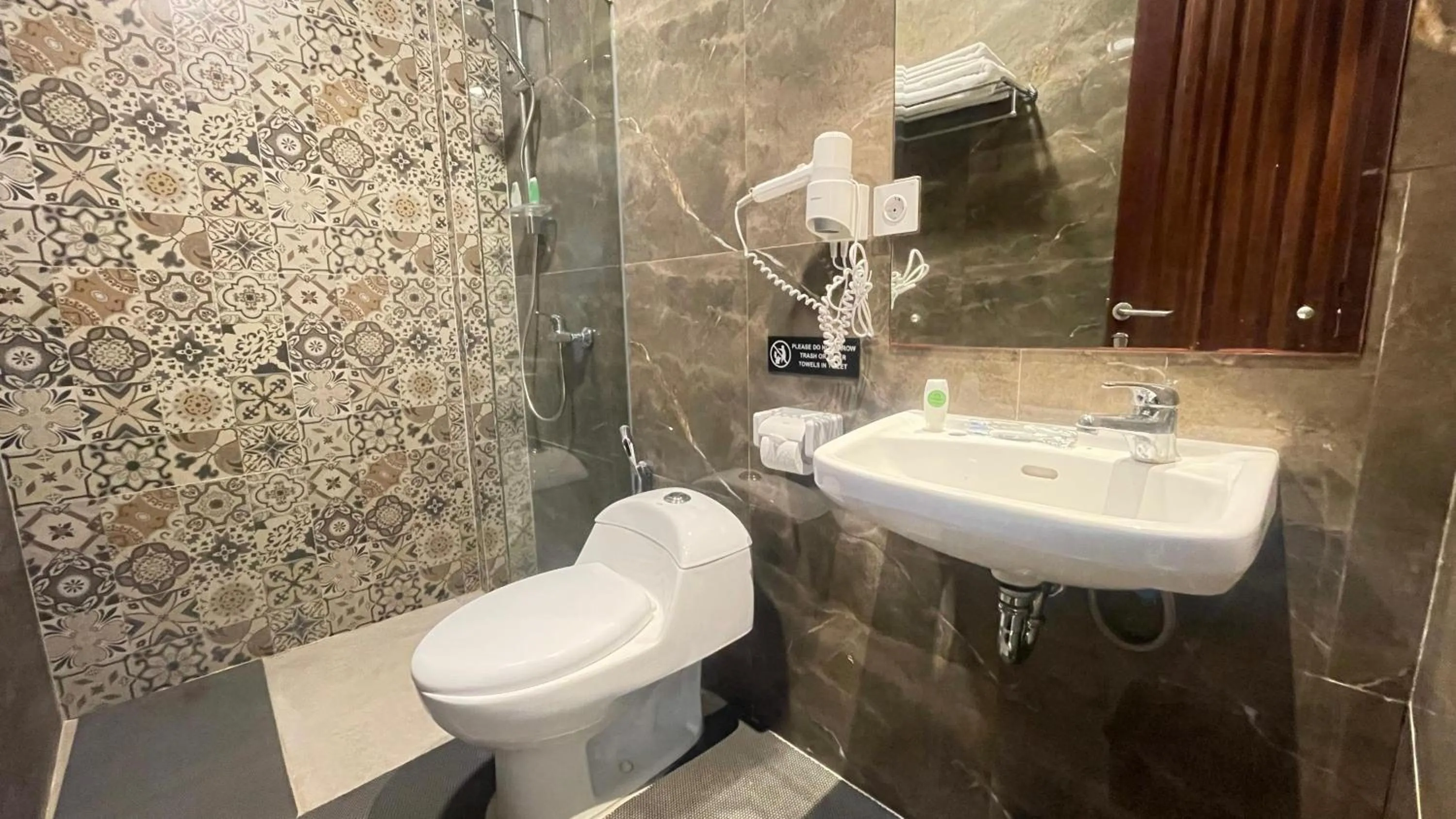 Shower in The Baliem Hotel