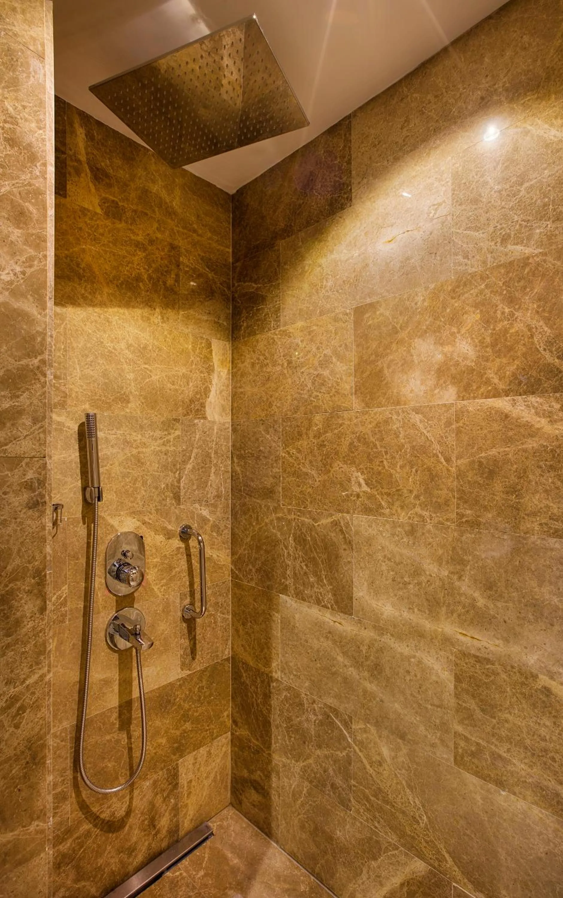 Shower in Hilton Garden Inn Kocaeli Sekerpinar