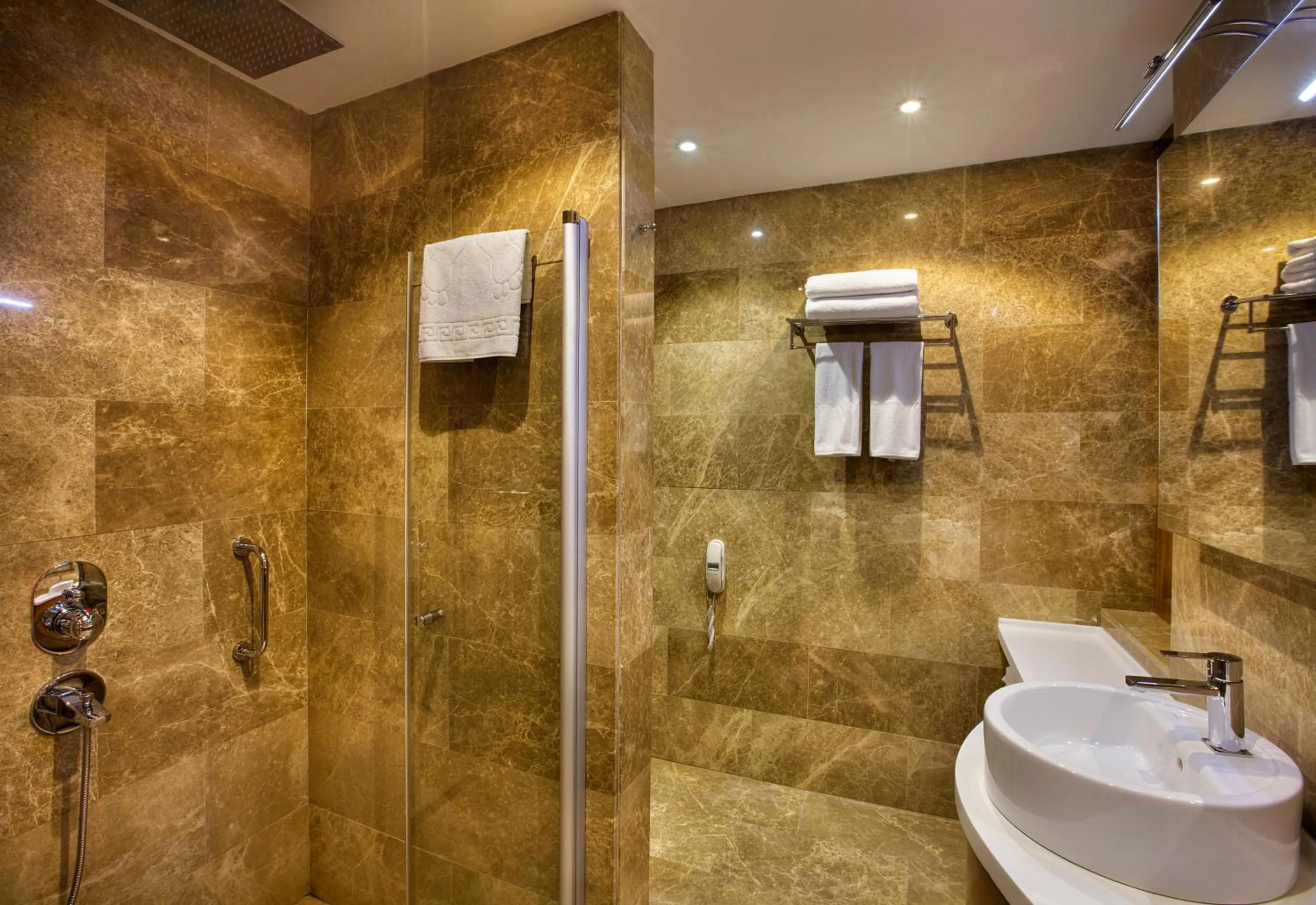 Shower in Hilton Garden Inn Kocaeli Sekerpinar