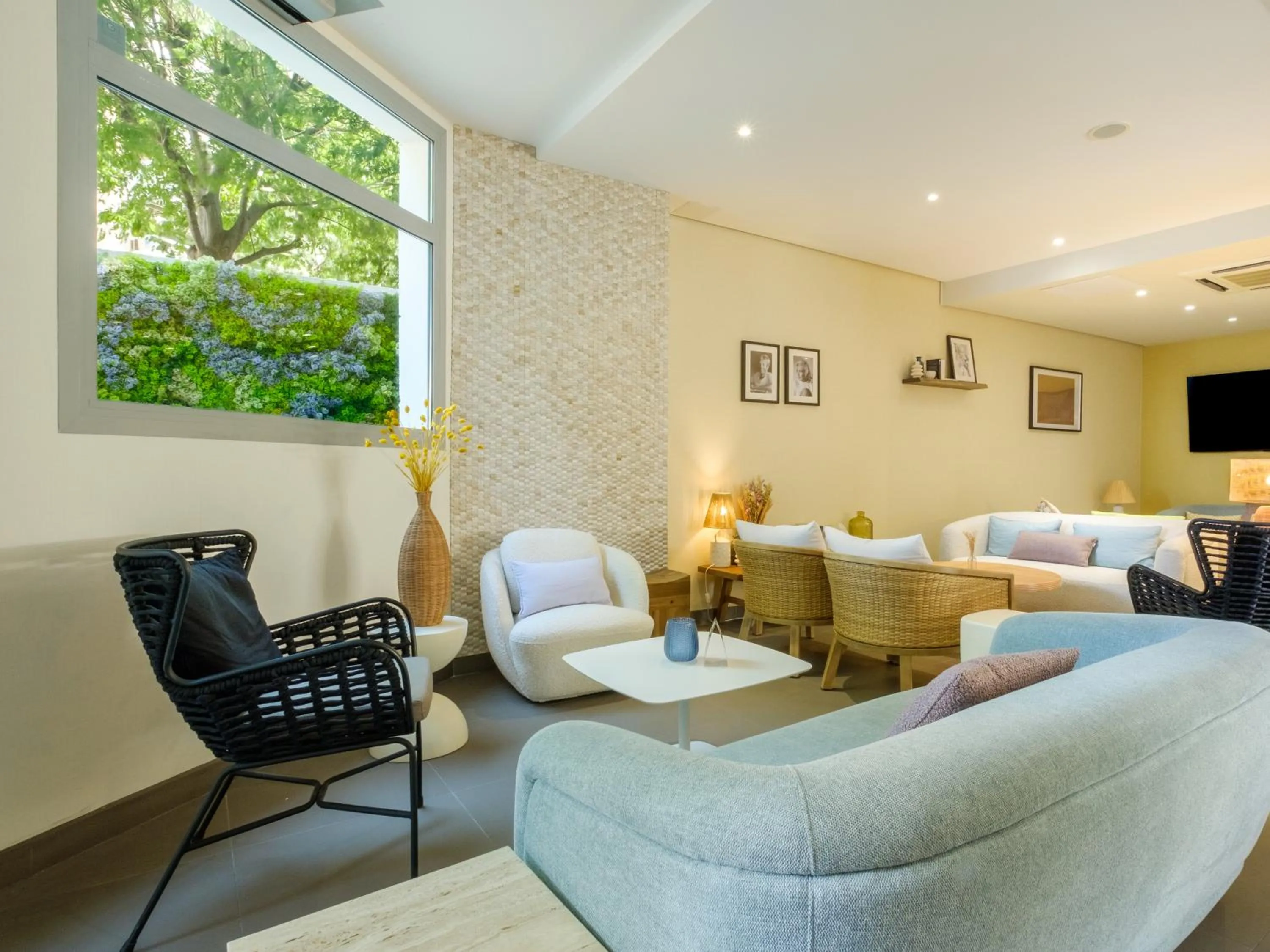 Communal lounge/ TV room in B&B HOTEL Antibes Juan-les-Pins