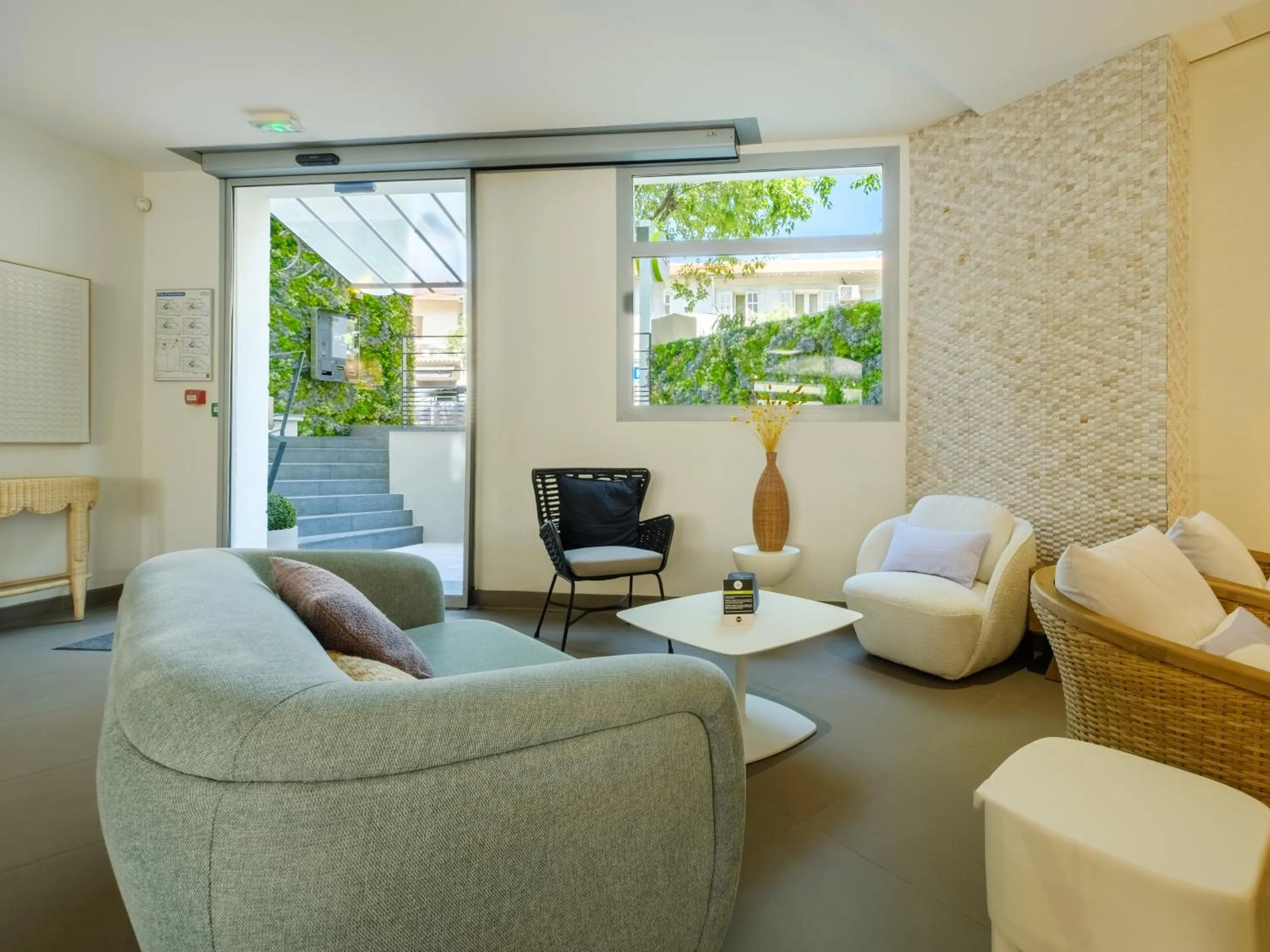 Living room in B&B HOTEL Antibes Juan-les-Pins