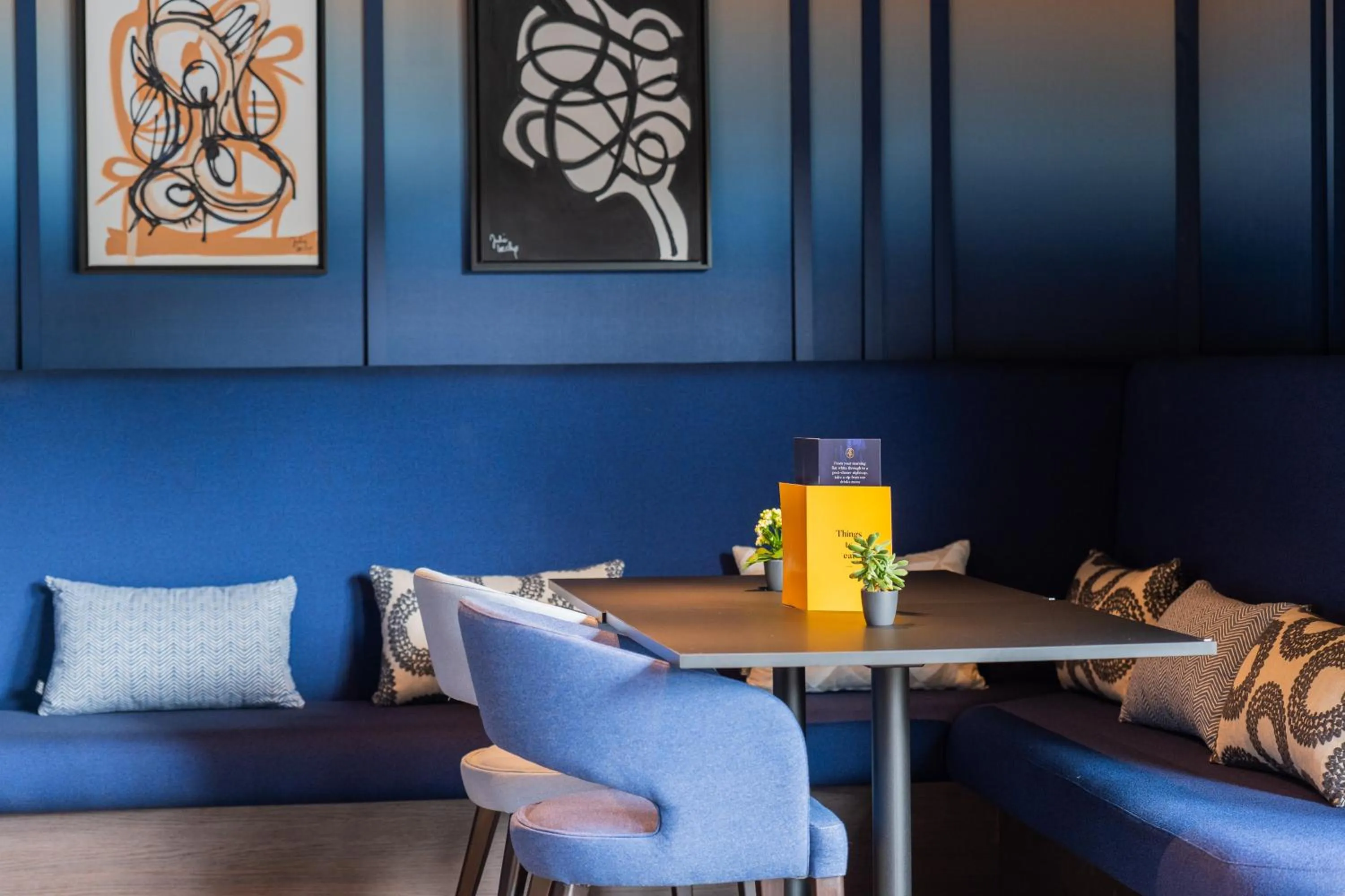 Lounge or bar in voco Brussels City North by IHG