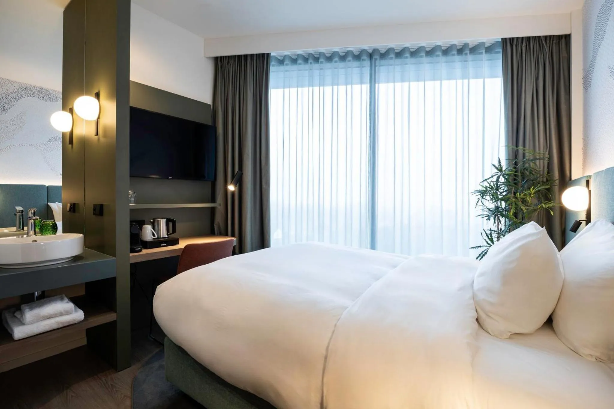 Photo of the whole room, Bed in voco Brussels City North by IHG