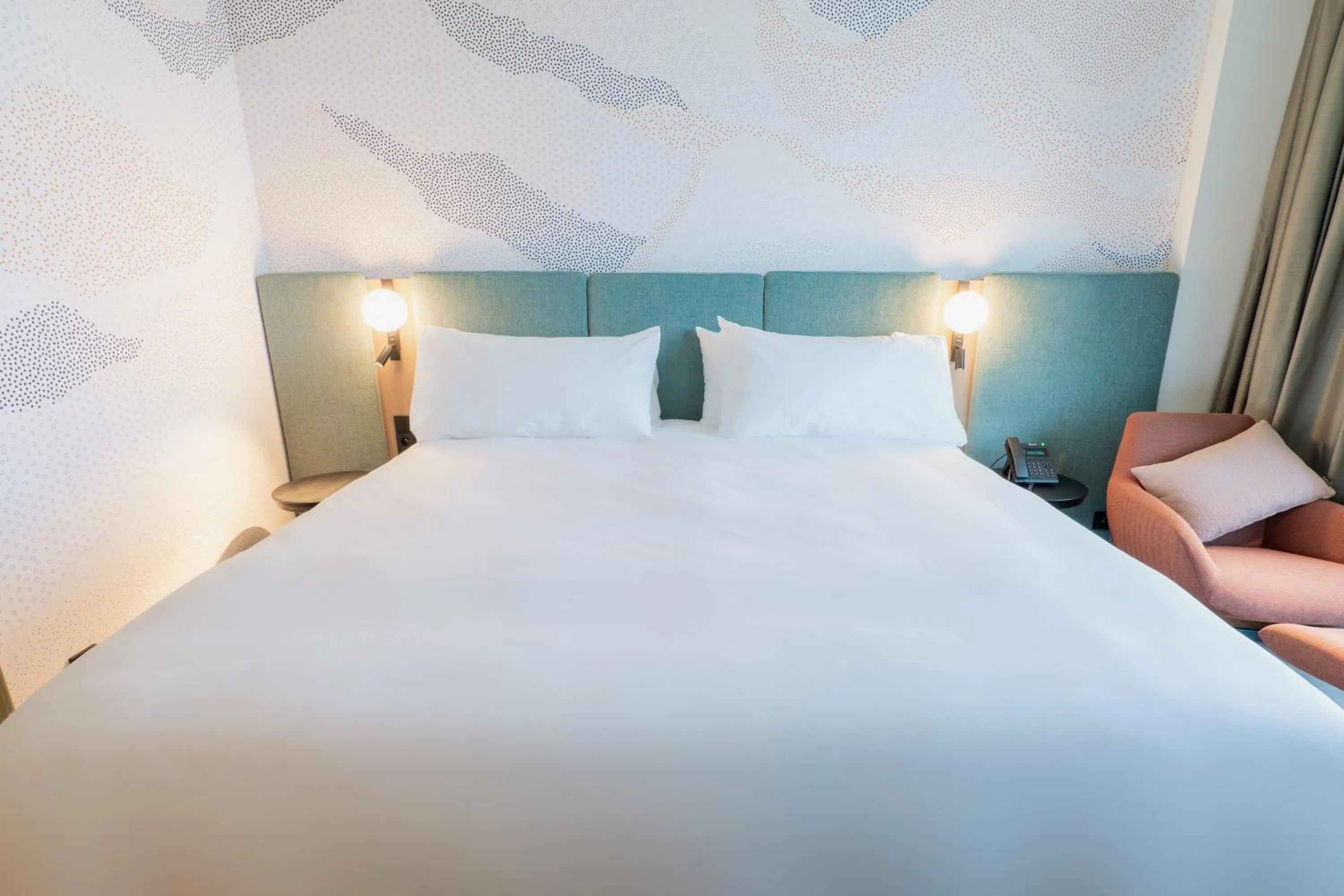 Photo of the whole room, Bed in voco Brussels City North by IHG