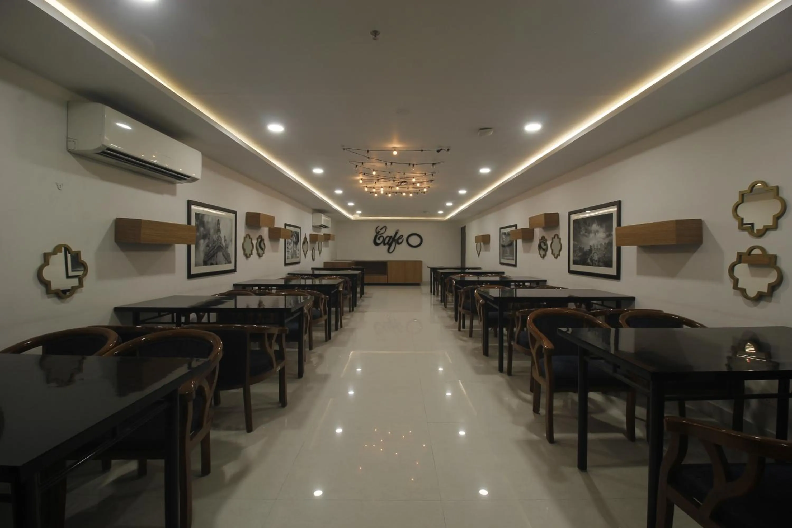 Restaurant/places to eat in Hotel SSR GRAND
