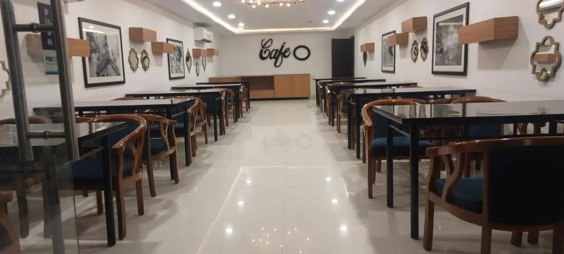 Restaurant/places to eat in Hotel SSR GRAND