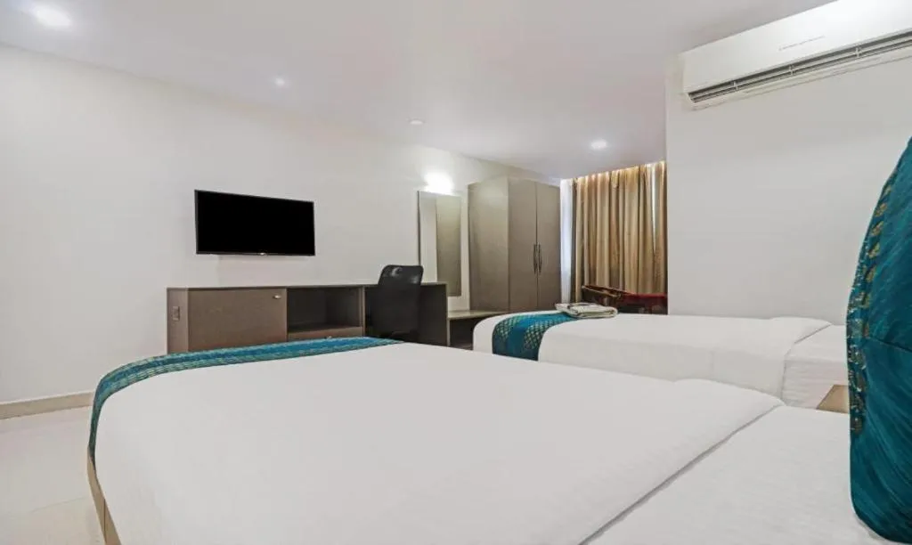 Communal lounge/ TV room, Bed in Hotel SSR GRAND