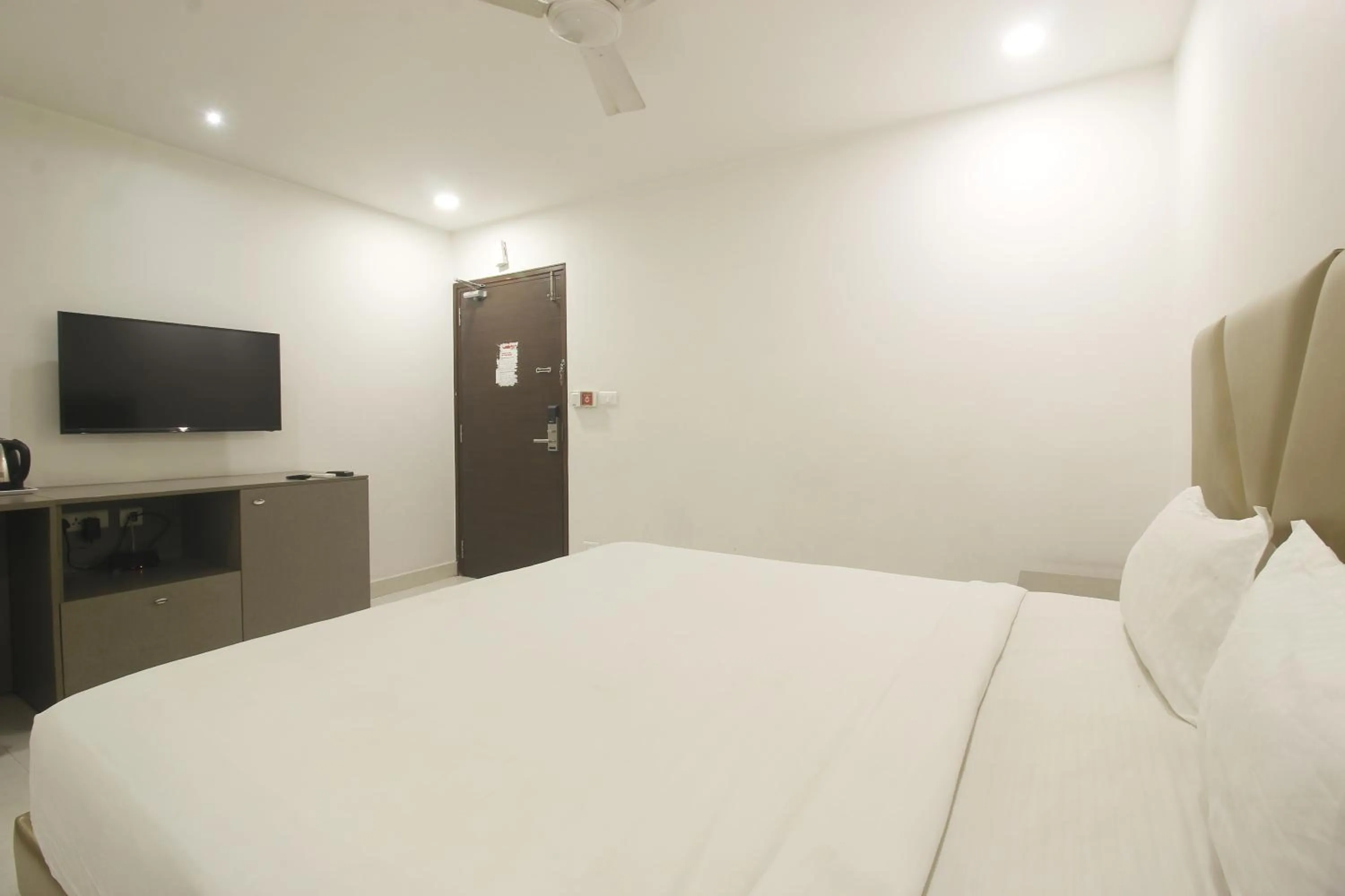 Bedroom, Bed in Hotel SSR GRAND